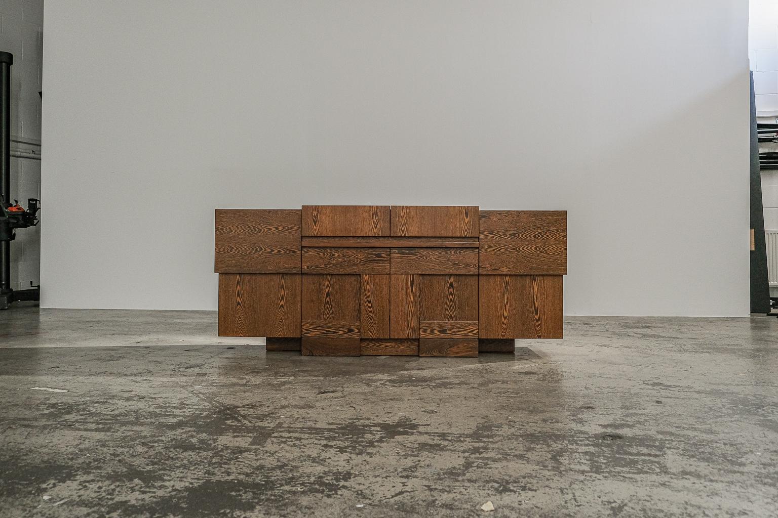 la credenza espressionista

Se una credenza è troppo e uno scaffale è troppo aperto, allora una credenza è proprio quello che ci vuole. il problema: per trovarne una bella.... molte sono bloccate a metà tra una cassapanca da contadino e un immenso