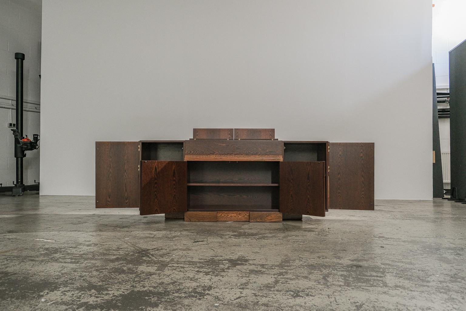 Postmoderno Credenza espressionista e brutalista 