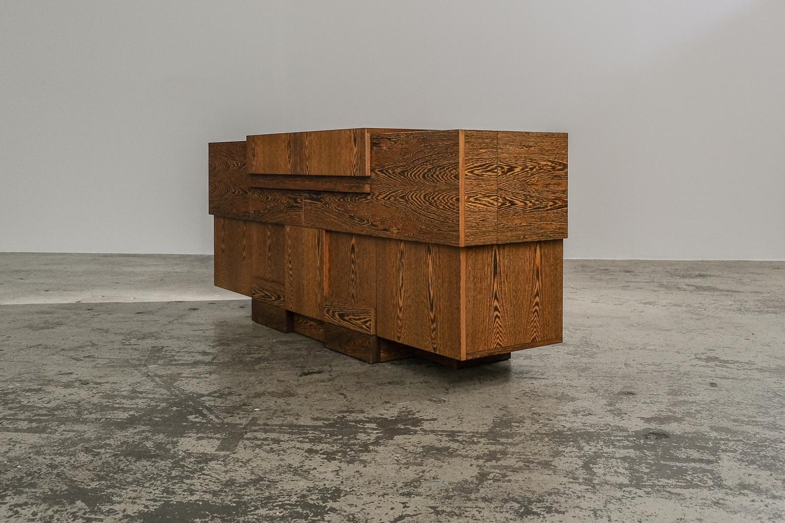 Credenza espressionista e brutalista 
