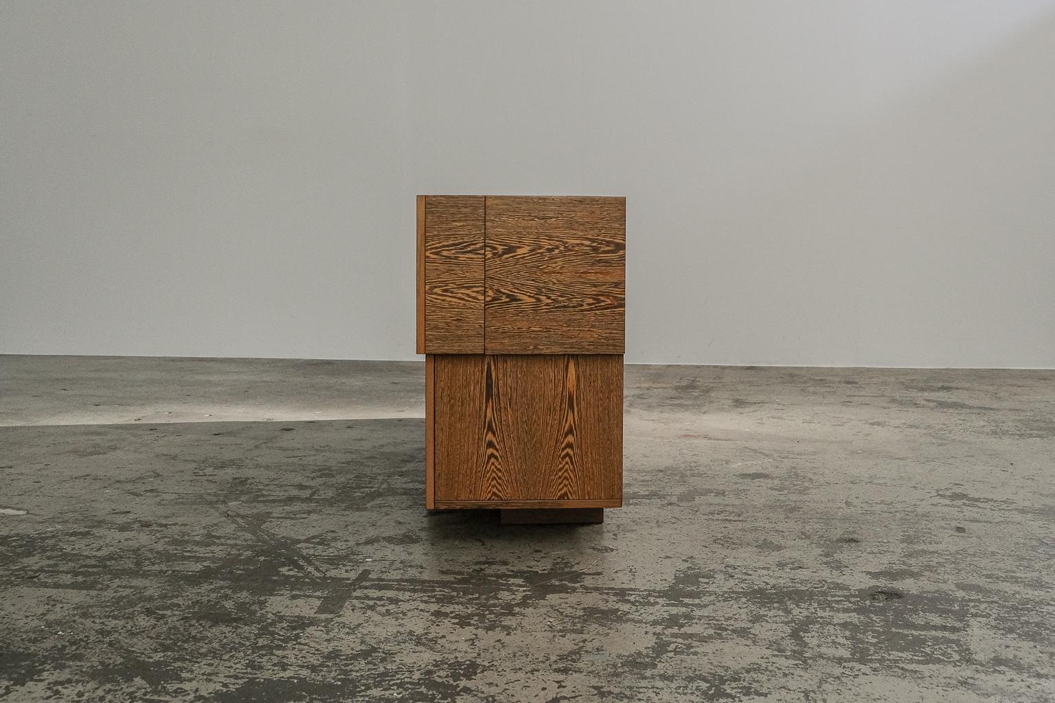 Fine XX secolo Credenza espressionista e brutalista 