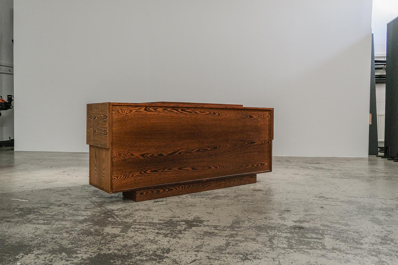 Ebano Credenza espressionista e brutalista 