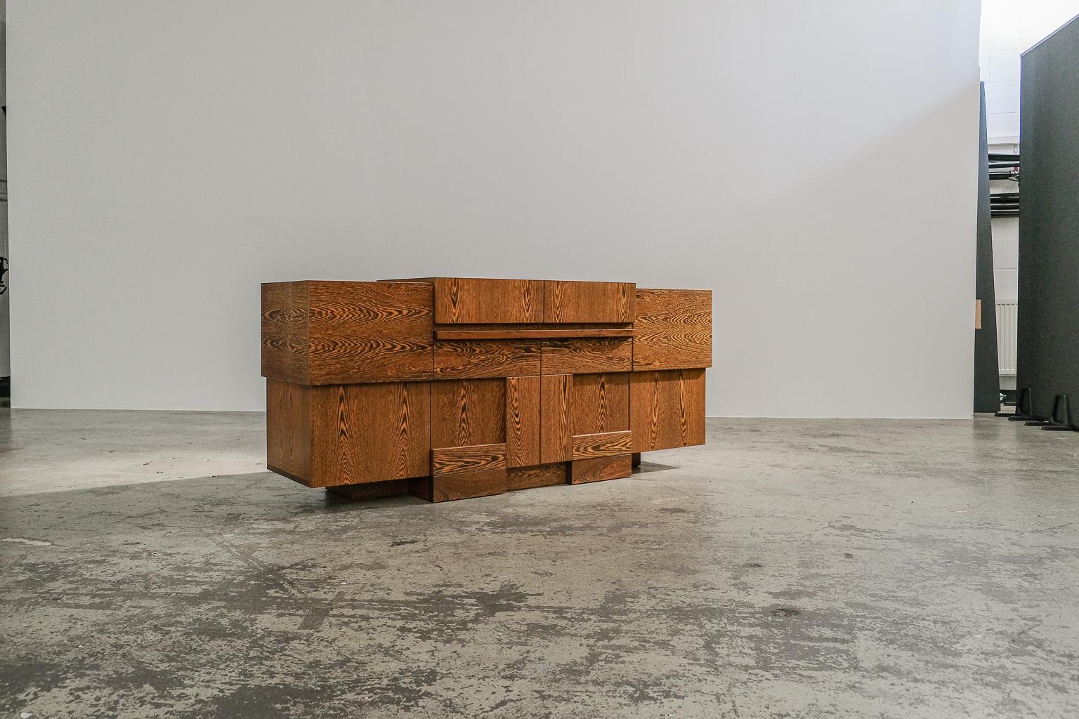 Credenza espressionista e brutalista 