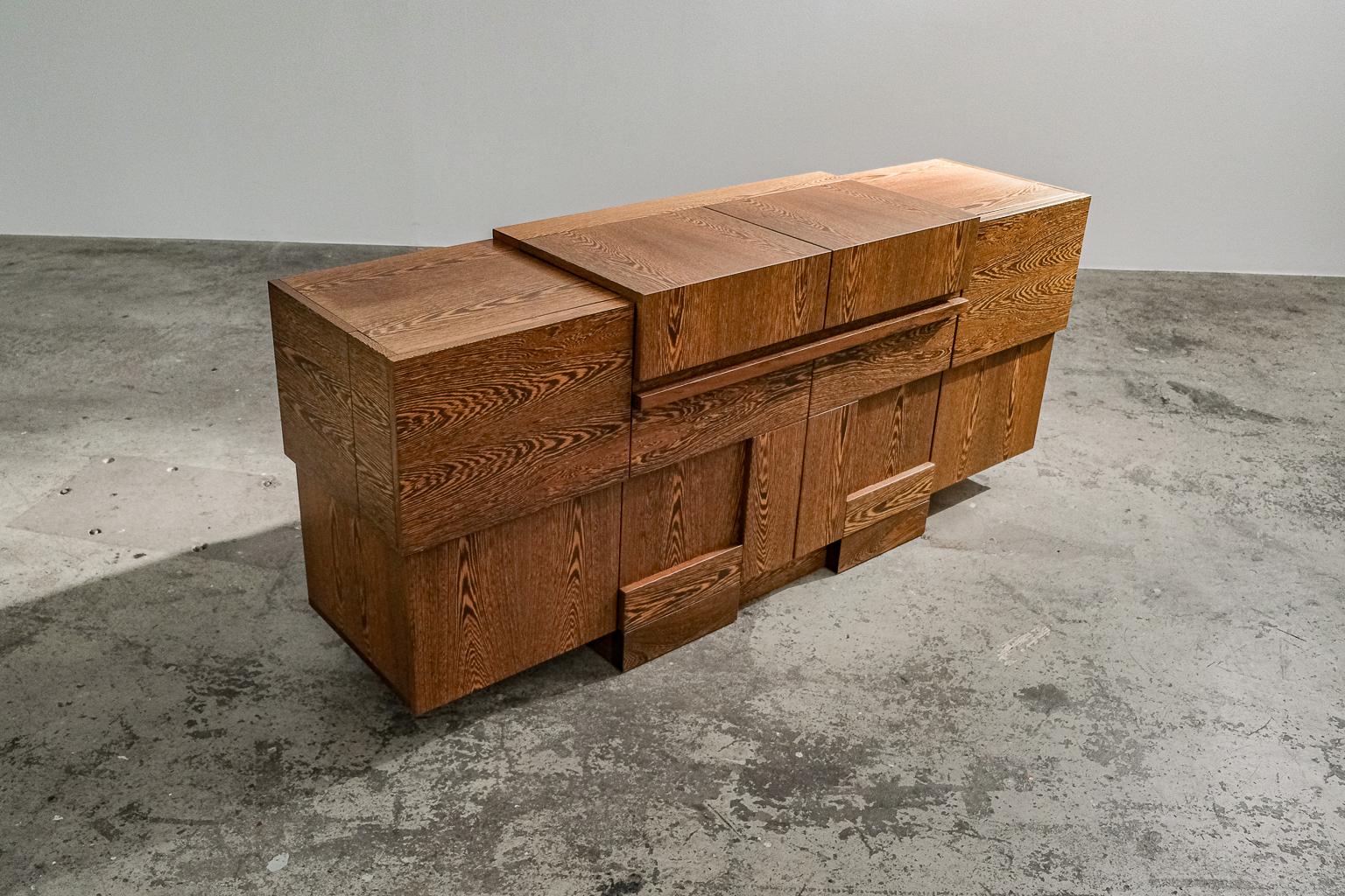 Credenza espressionista e brutalista 