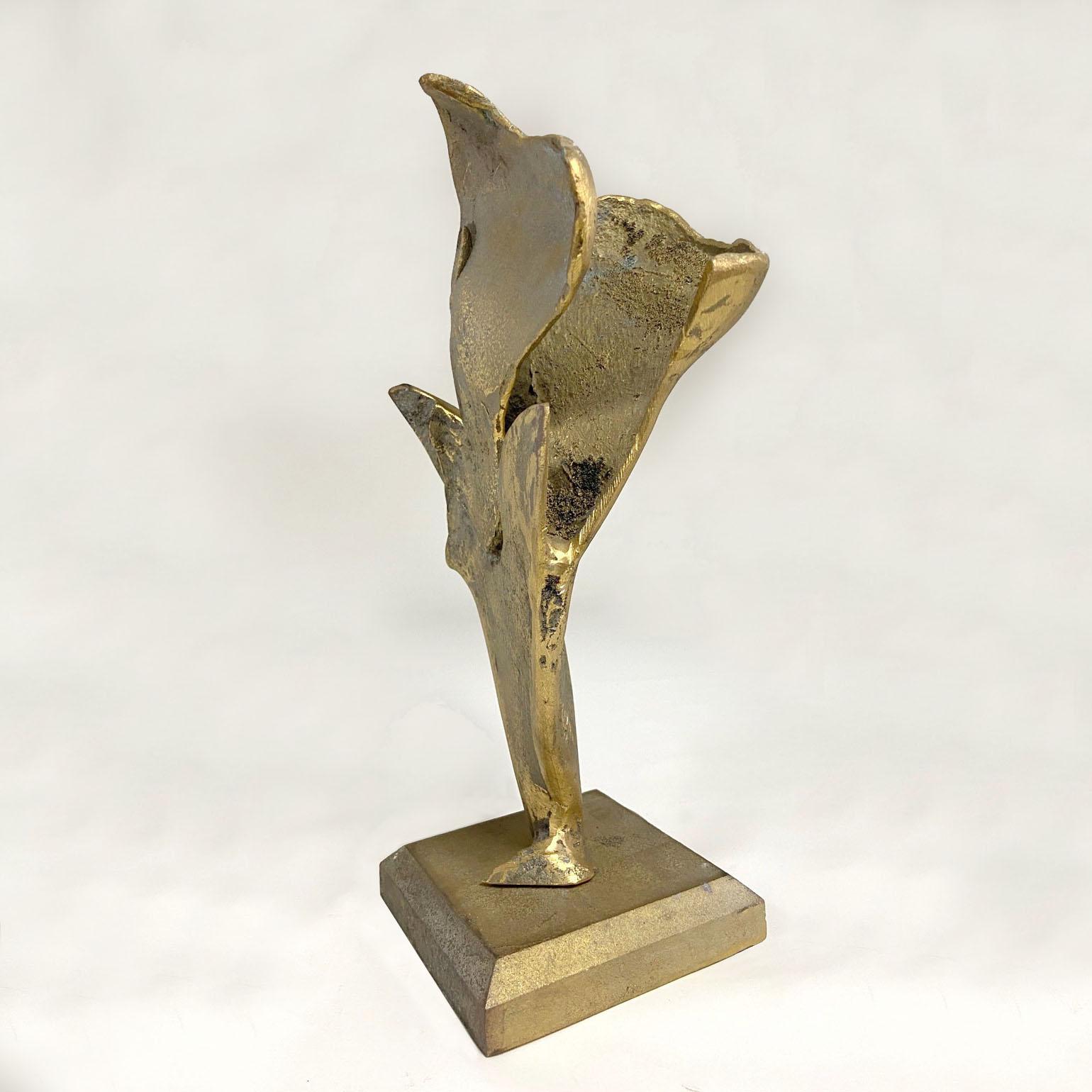 Sculpture abstraite en bronze représentant un oiseau sur le point de s'envoler, déployant ses ailes. La sculpture est expressive et brutale. Il repose sur un piédestal en bronze moulé.