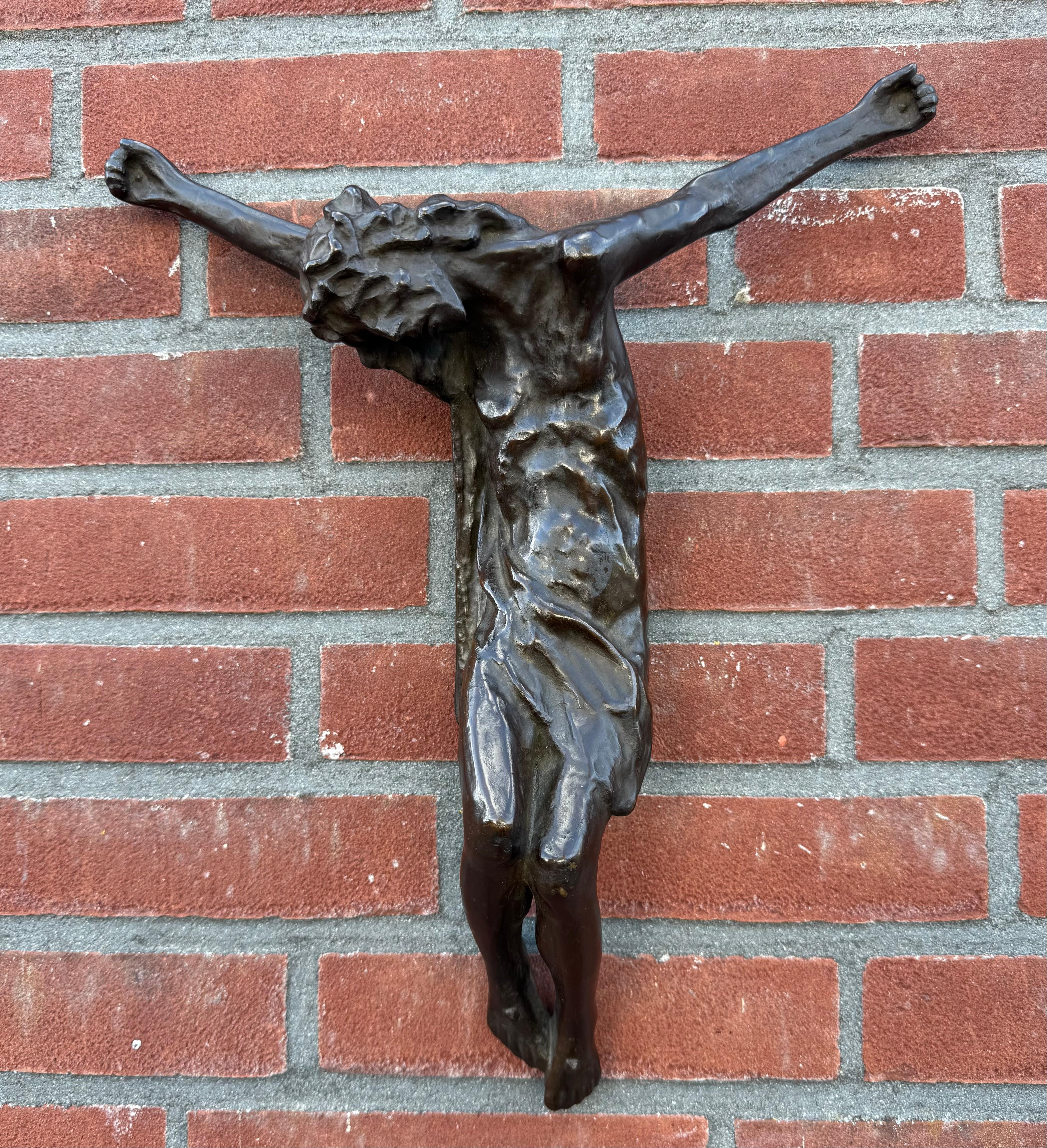 Sculpture murale unique et antique en bronze représentant le corps du Christ.

Un corpus du Christ en bronze, puissant et magnifiquement modelé, rendu avec une intensité émotionnelle et un mouvement sculptural saisissants. L'anatomie du personnage
