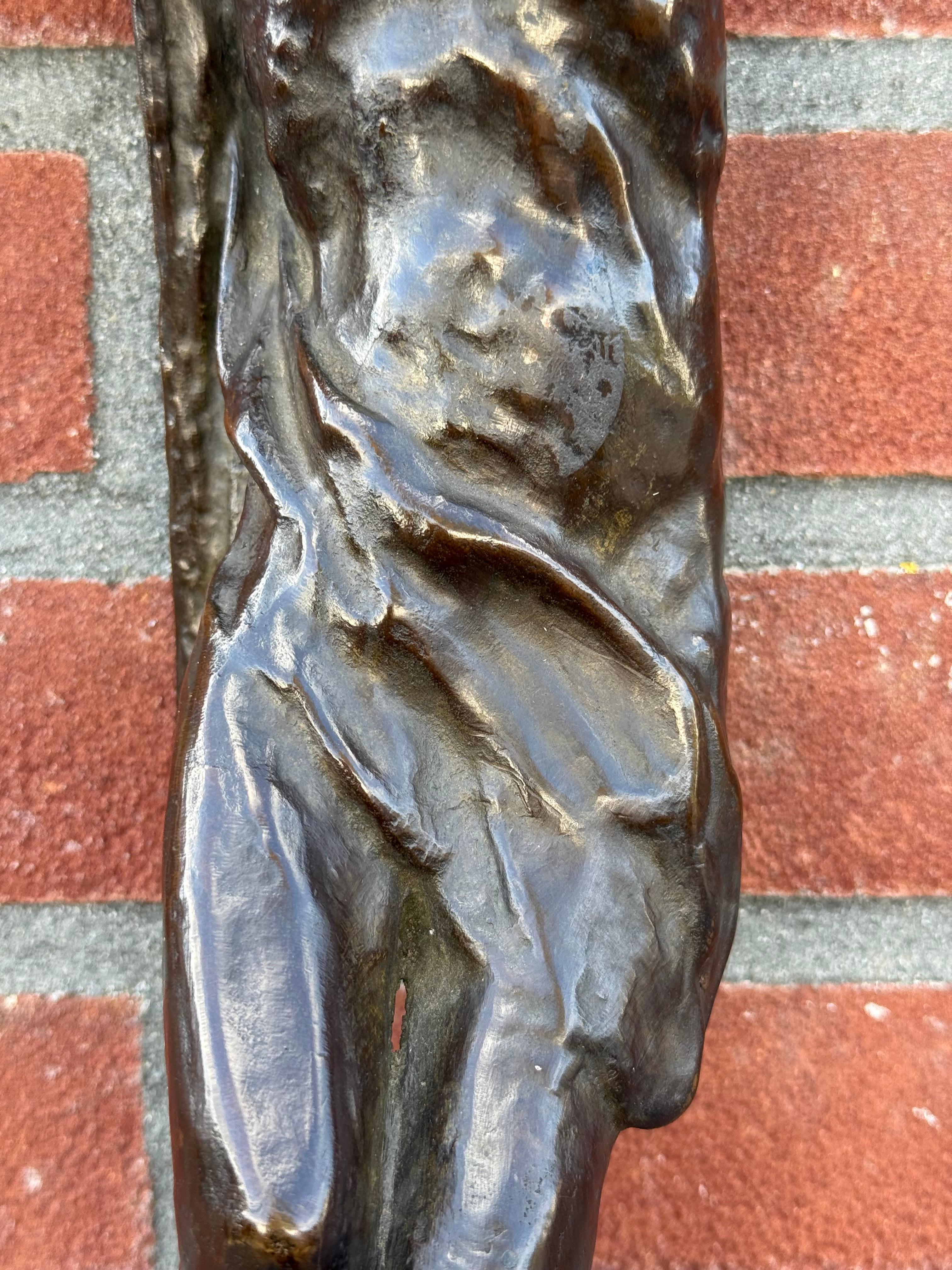 Corpus du Christ en bronze expressif, rarement signé par l'artiste, vers 1920 Excellent état - En vente à Lisse, NL