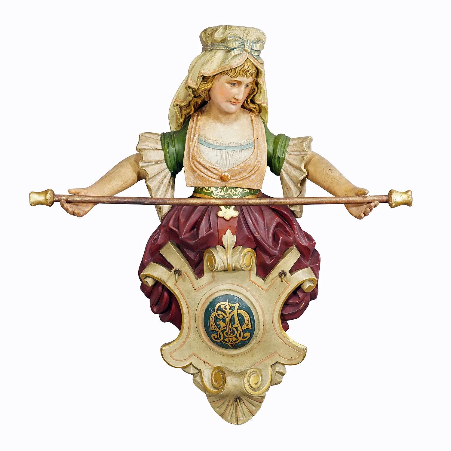 Porte-serviettes pour dame expressif en bois sculpté, vers 1900
Article e7351
Un grand porte-serviettes unique, sculpté et peint à la main. Modélisée comme une belle servante victorienne portant une barre en guise de porte-serviettes. En bas se