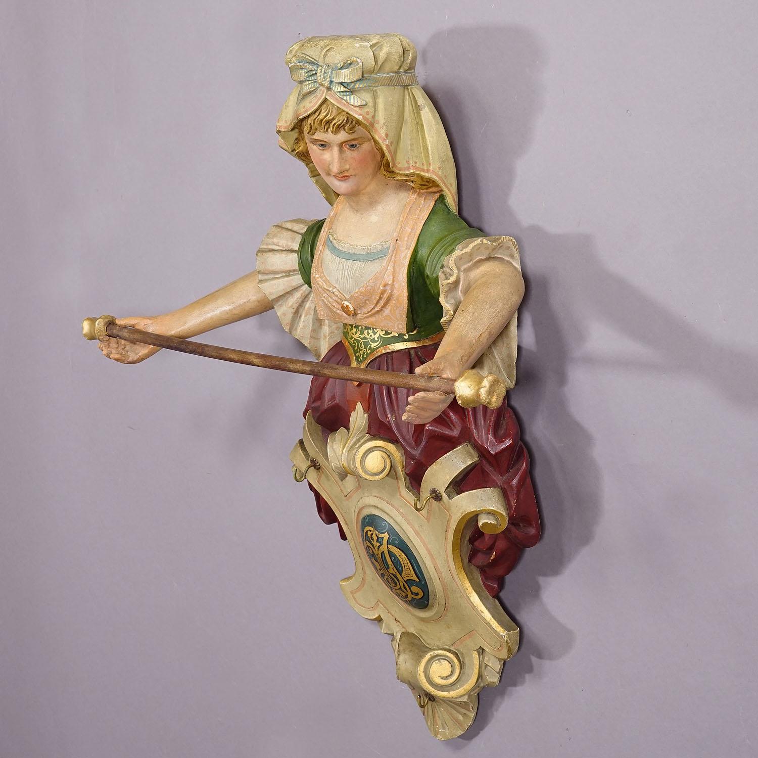 Allemand Porte-serviettes pour dame expressif en bois sculpté, vers 1900 en vente