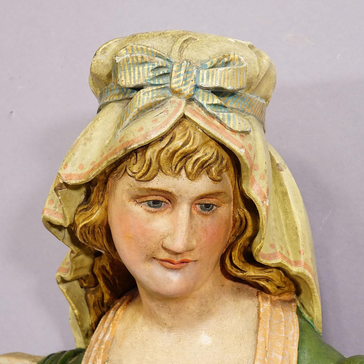 Sculpté à la main Porte-serviettes pour dame expressif en bois sculpté, vers 1900 en vente
