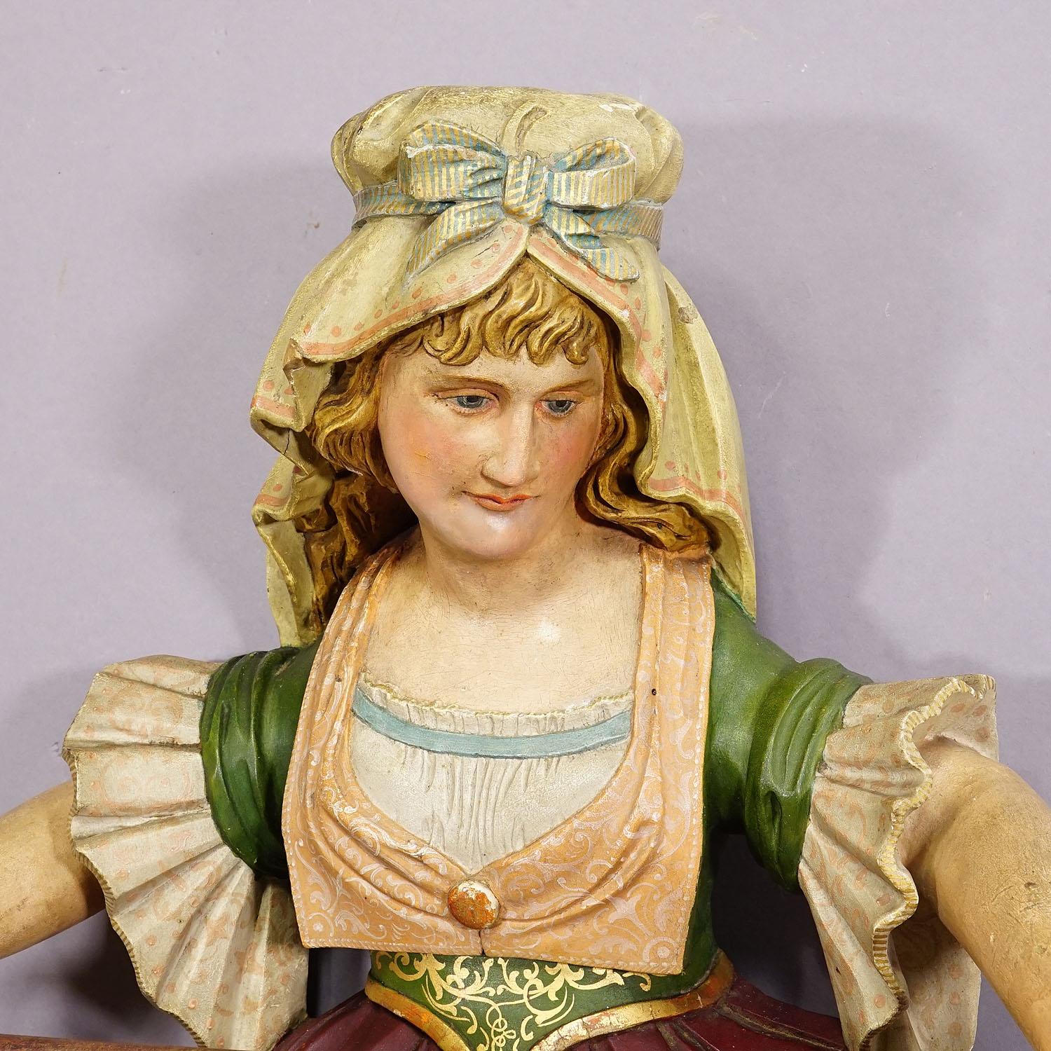 Porte-serviettes pour dame expressif en bois sculpté, vers 1900 Bon état - En vente à Berghuelen, DE
