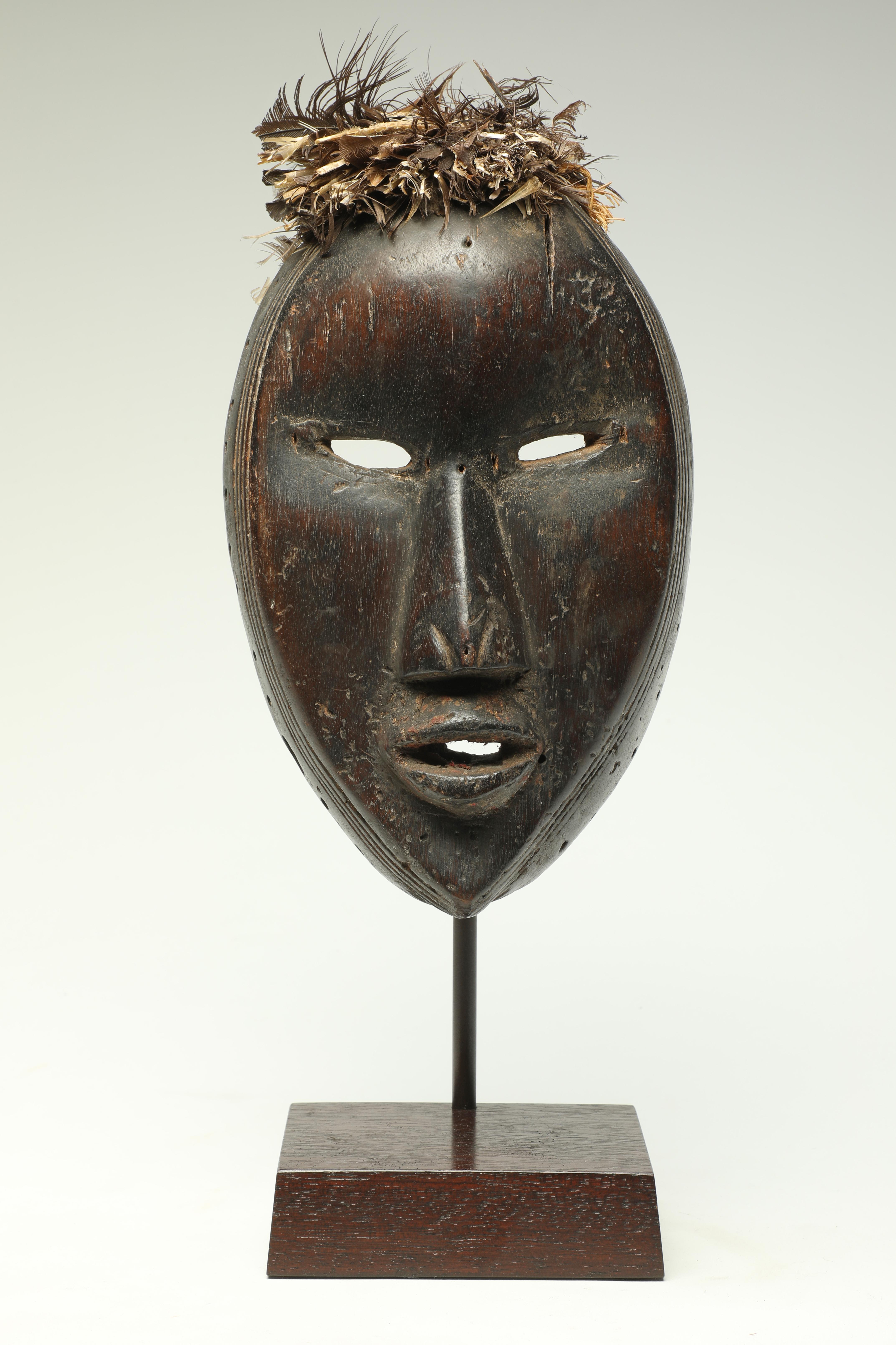Ausdrucksstarke frühklassische kubistische Dan-Maske mit raffiniertem, expressivem Aussehen, schmalen, offenen Augen und Mund und feinen Ritzspuren an der Außenseite des Gesichts. Anfang des 20. Jahrhunderts von den Dan-Völkern in Liberia und der
