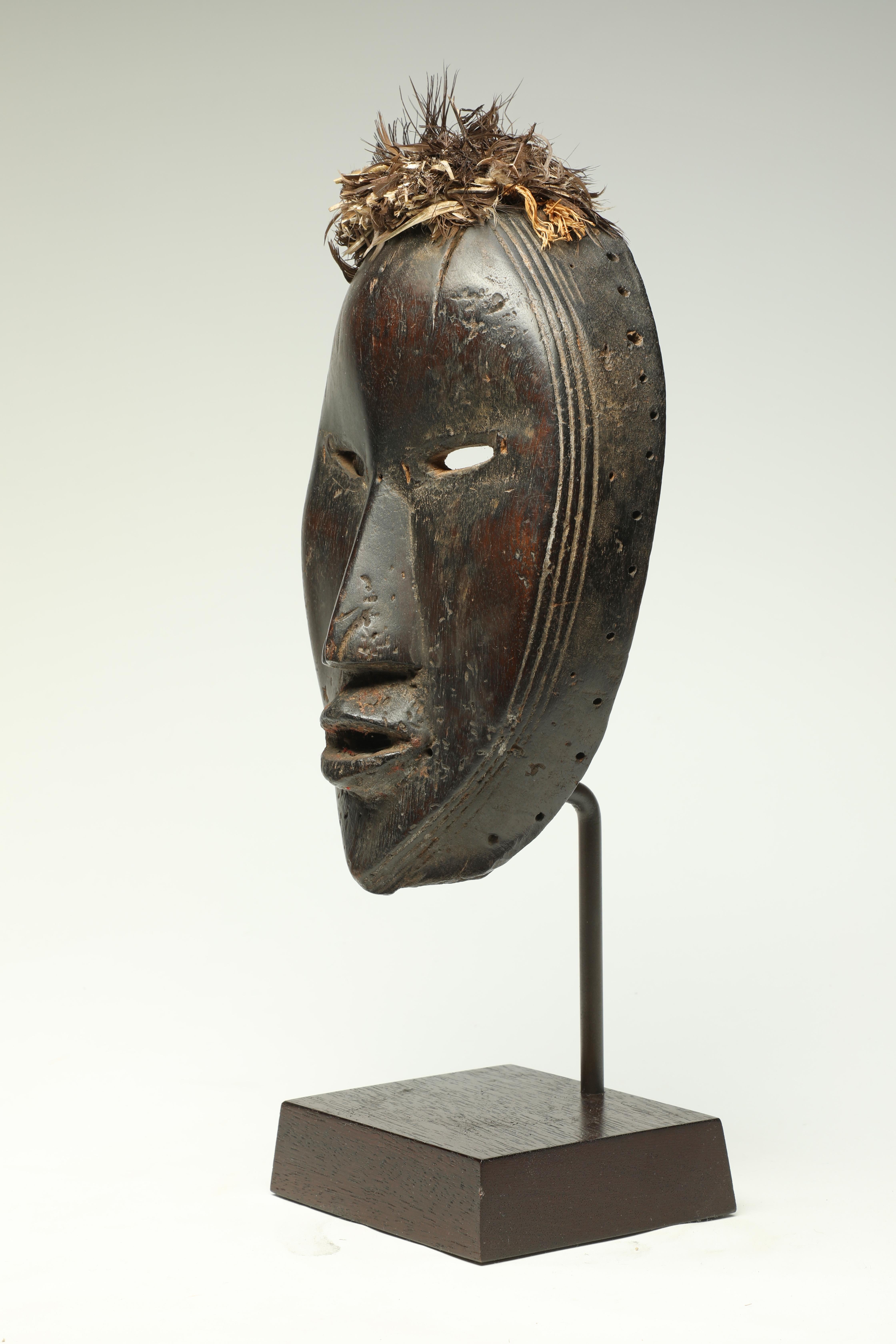 Ausdrucksstarke frühklassische kubistische Dan-Maske Anfang 20. Jahrhundert Liberia, Afrika (Stammeskunst) im Angebot