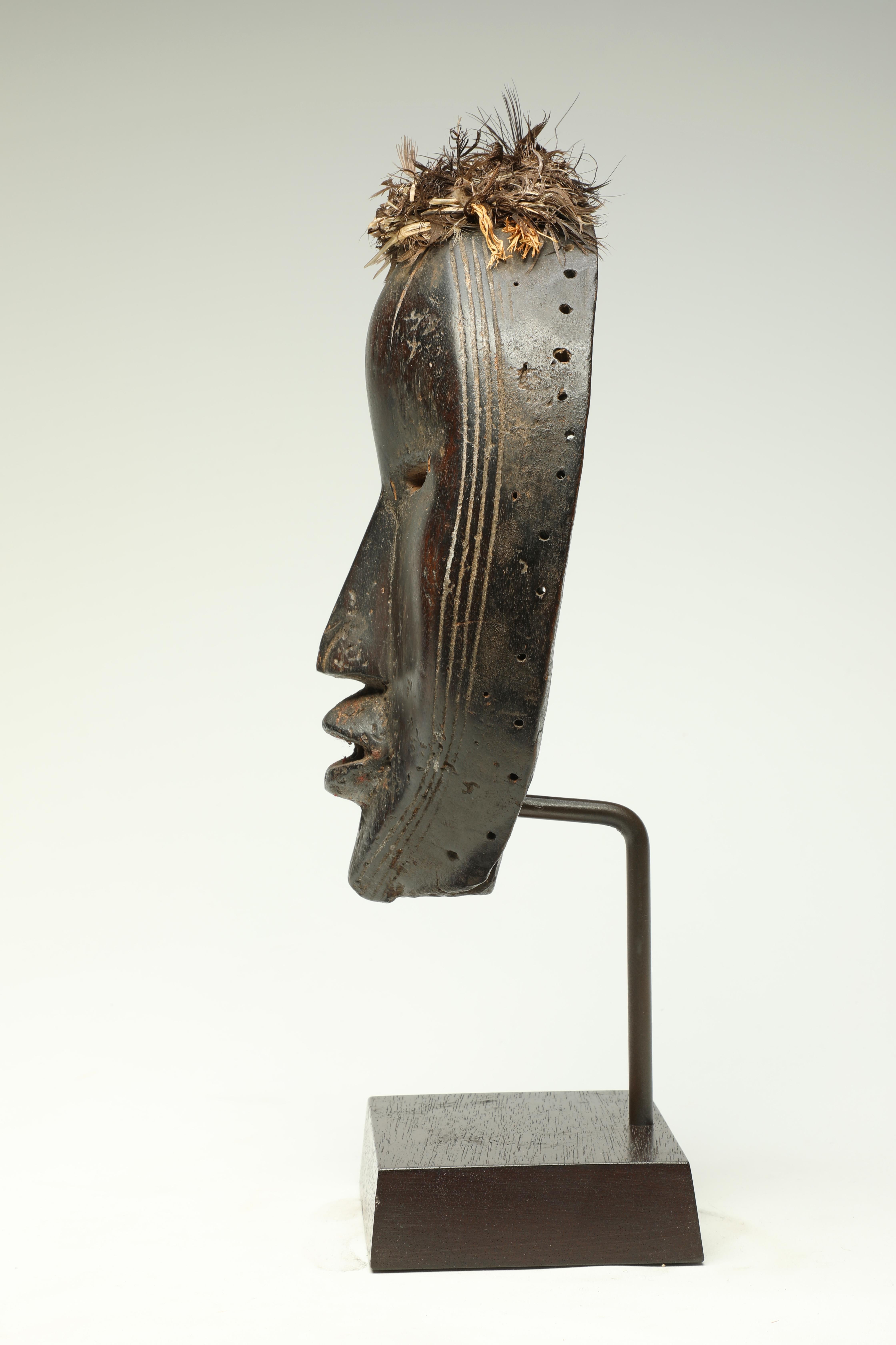 Tribal Expressive Early Classic Cubist Dan Mask Early 20th Century Liberia, Africa For Sale