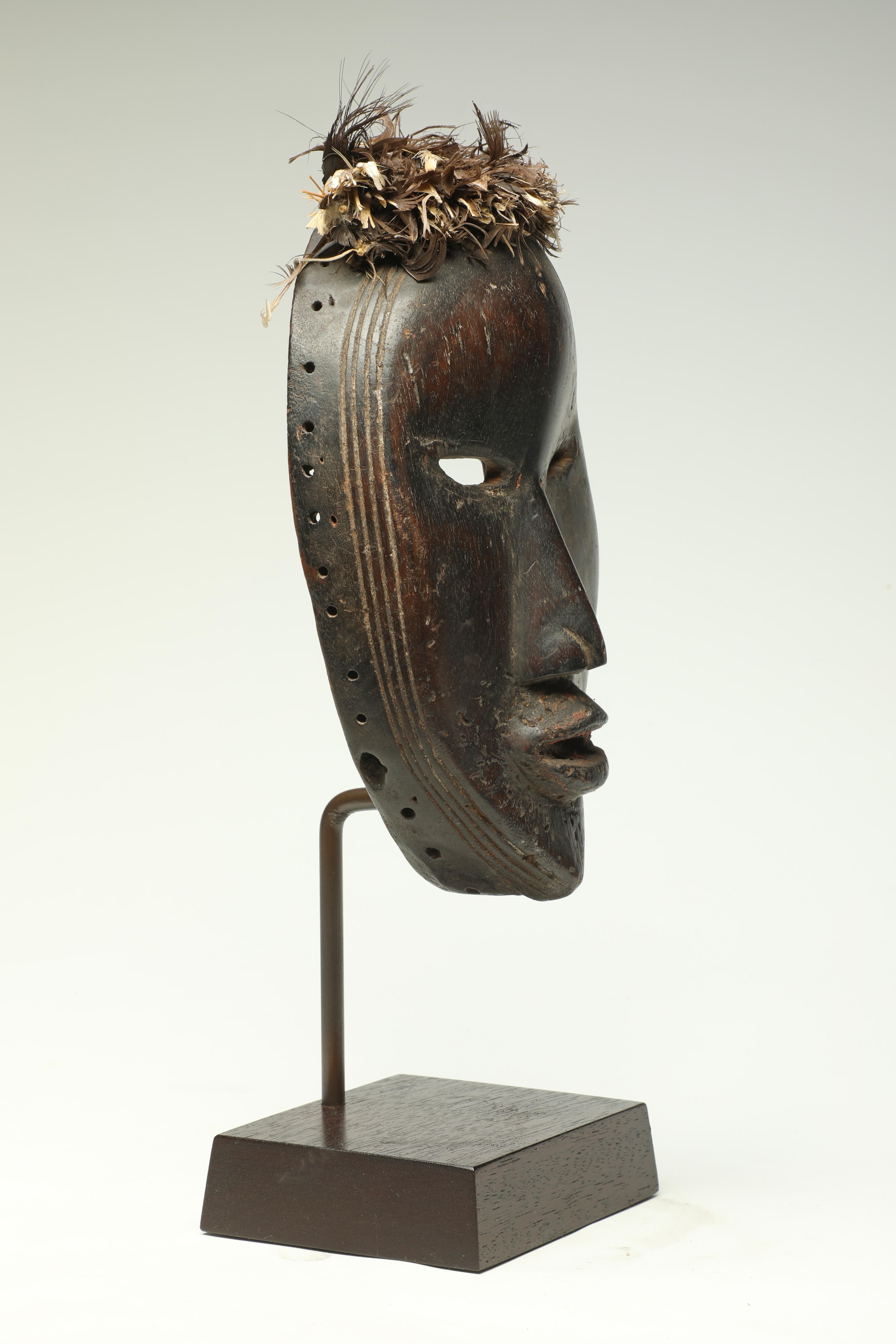 Hand-Carved Expressive Early Classic Cubist Dan Mask Early 20th Century Liberia, Africa For Sale