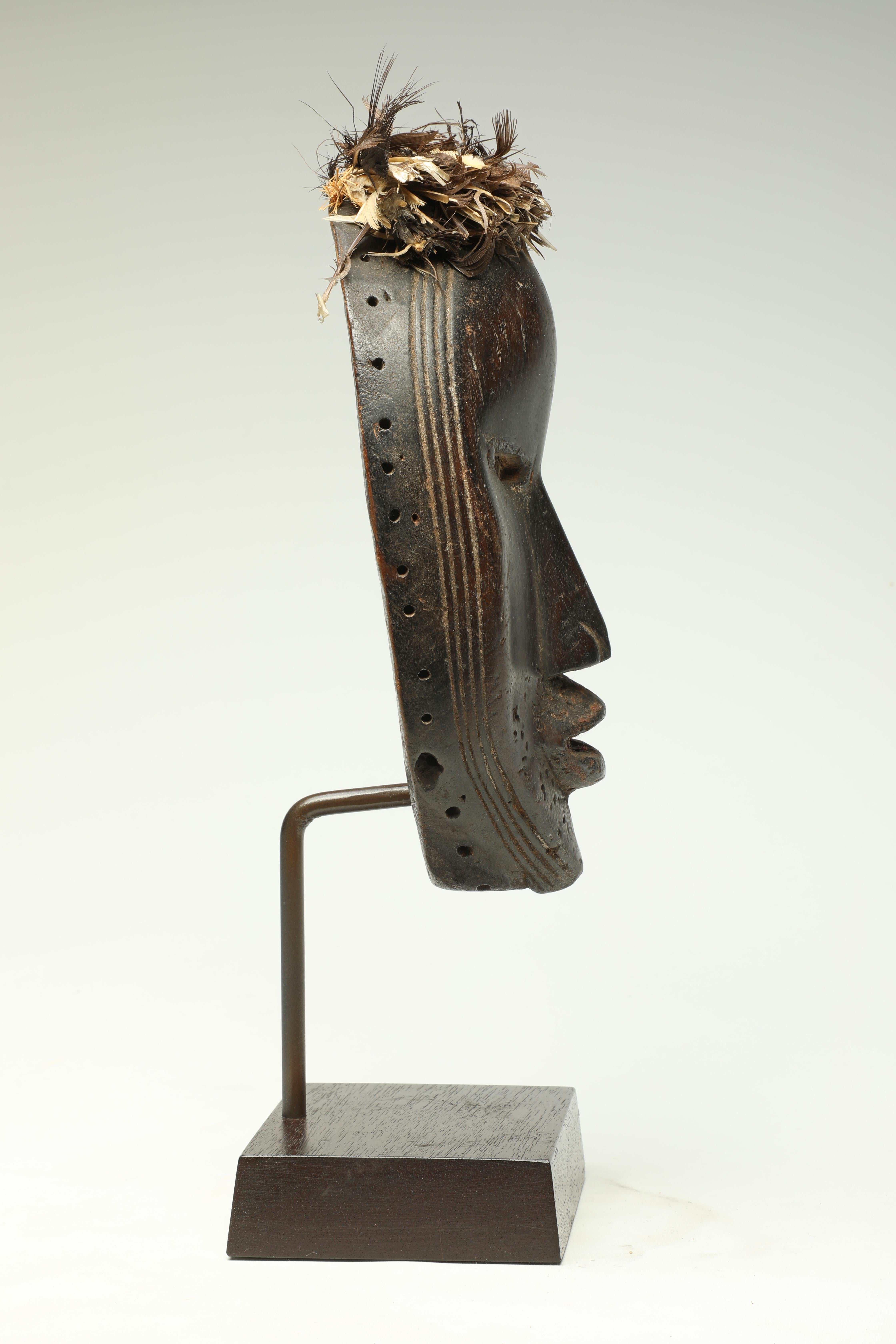 Ausdrucksstarke frühklassische kubistische Dan-Maske Anfang 20. Jahrhundert Liberia, Afrika (Holz) im Angebot