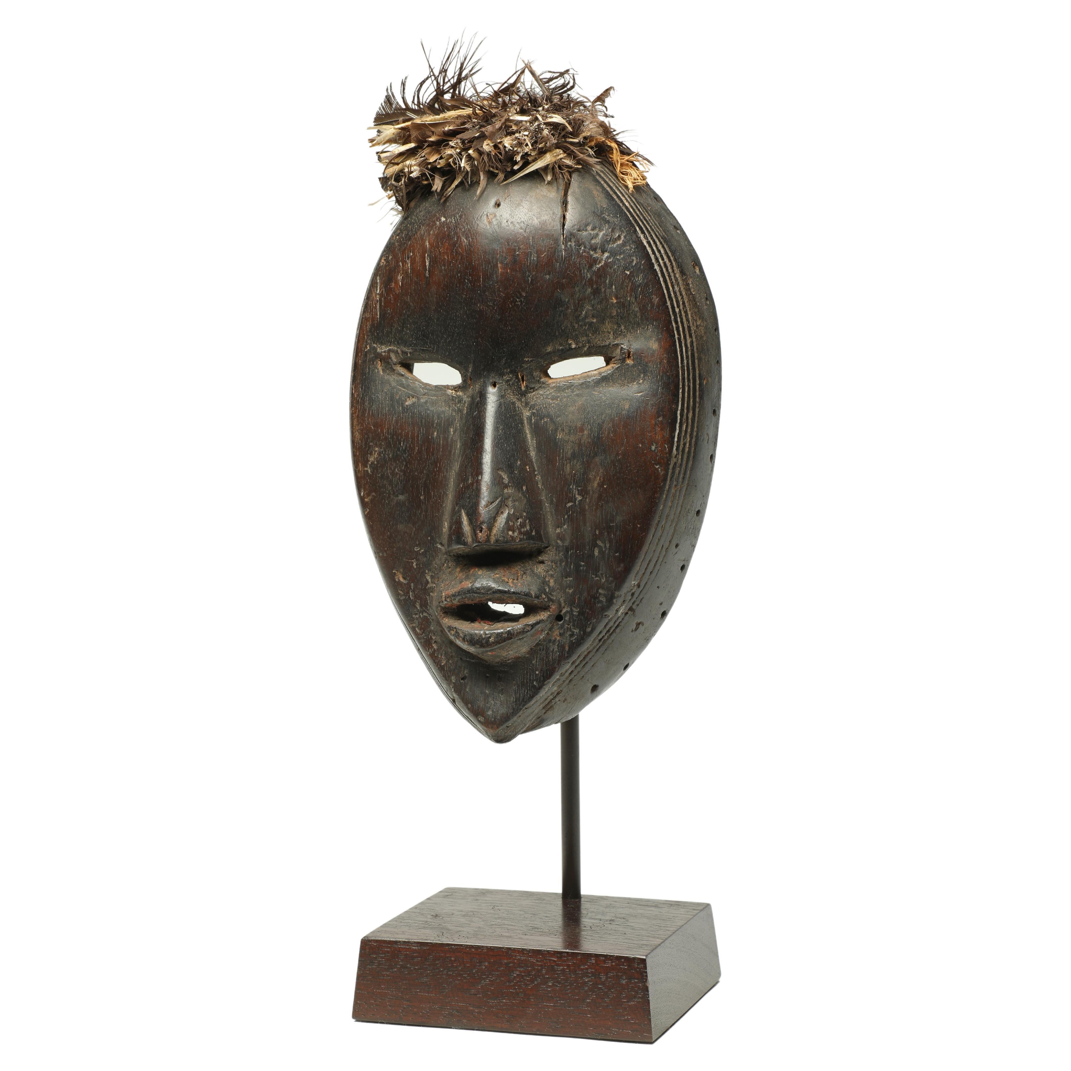 Ausdrucksstarke frühklassische kubistische Dan-Maske Anfang 20. Jahrhundert Liberia, Afrika