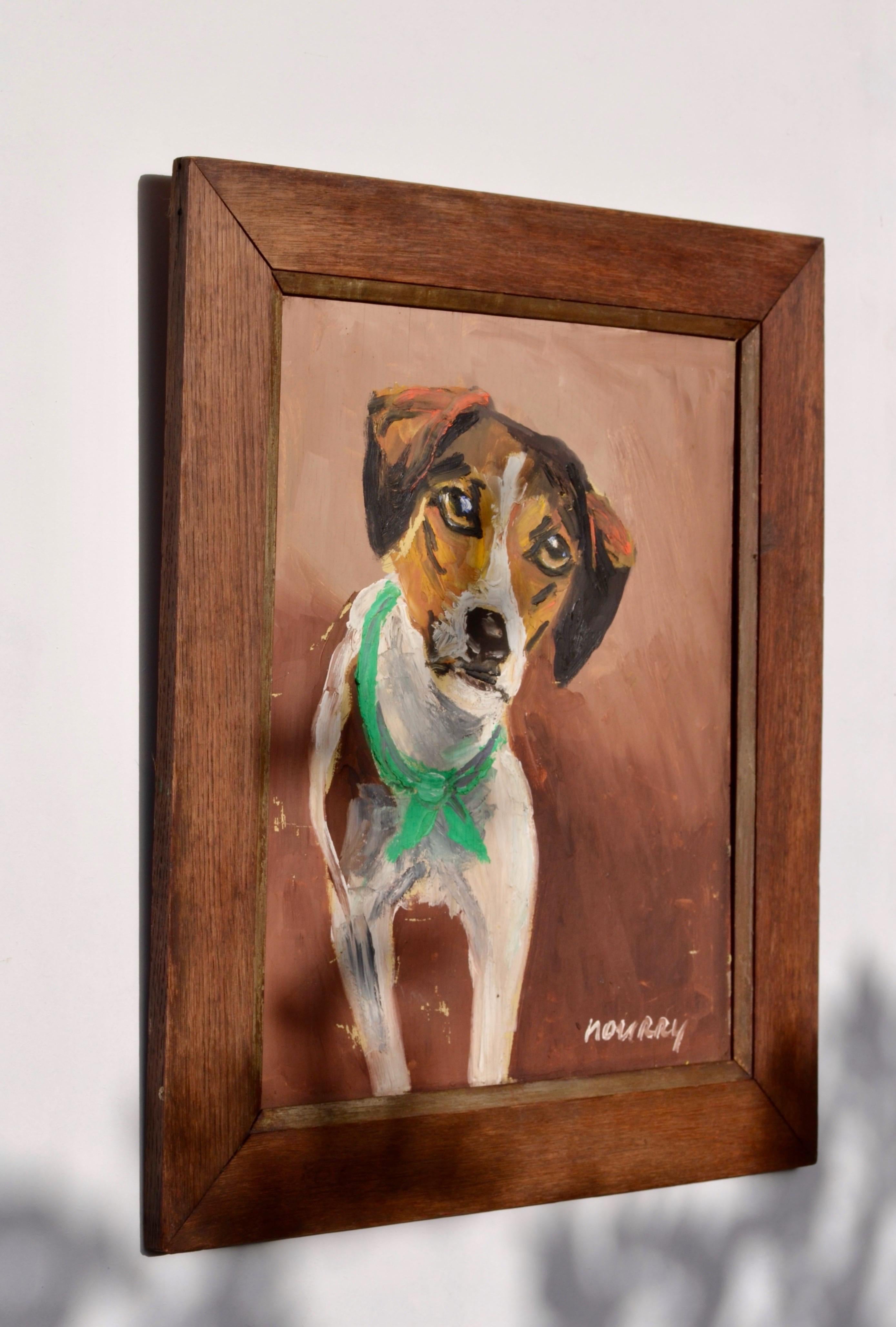 Unico e affascinante olio su tavola francese della metà del secolo scorso, questo ritratto espressivo raffigura un piccolo cane, probabilmente un Jack Russell Terrier, che indossa una sciarpa verde brillante. Eseguita negli anni '50 e firmata Mourry