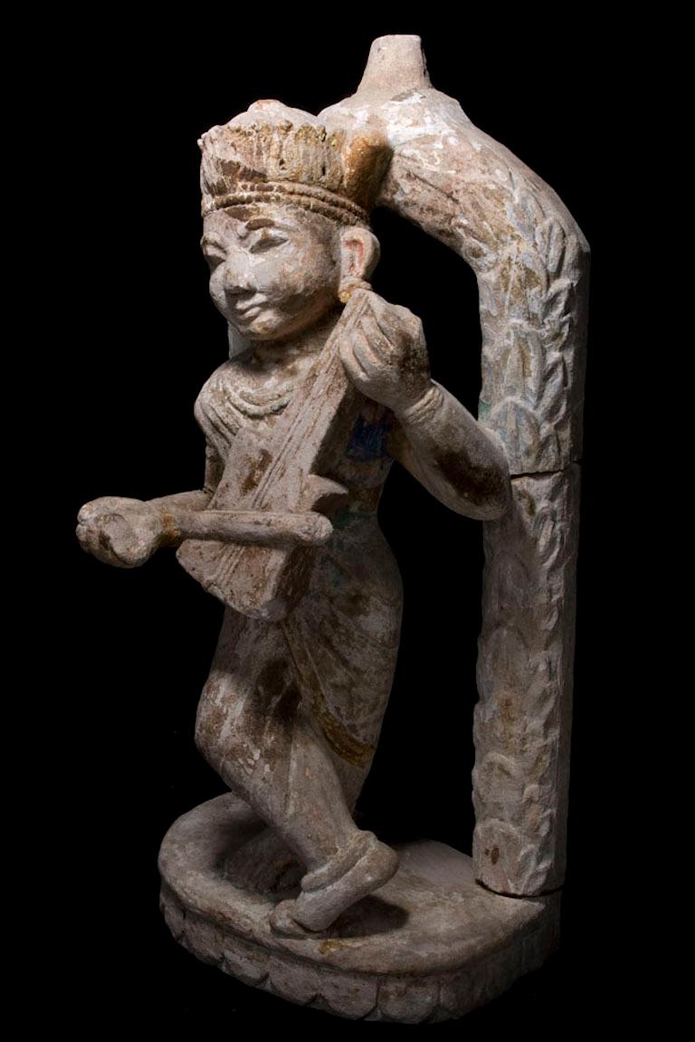 Indian Expressive Sandstone Sculpture of Apsara Playing Sitar, 18th Century India For Sale