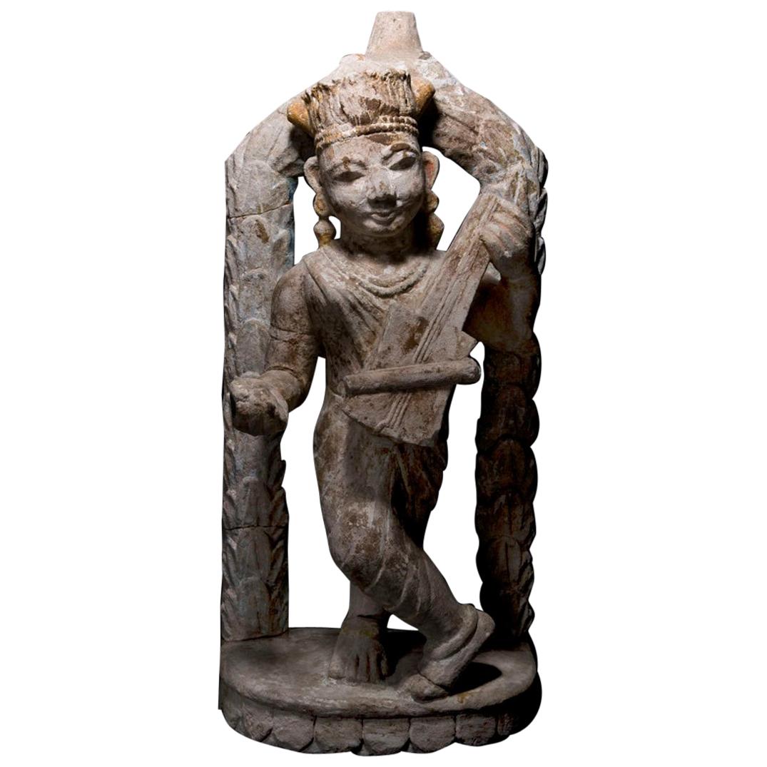 Sandstein-Skulptur eines spielenden Apsaras im Sitar, 18. Jahrhundert, Indien