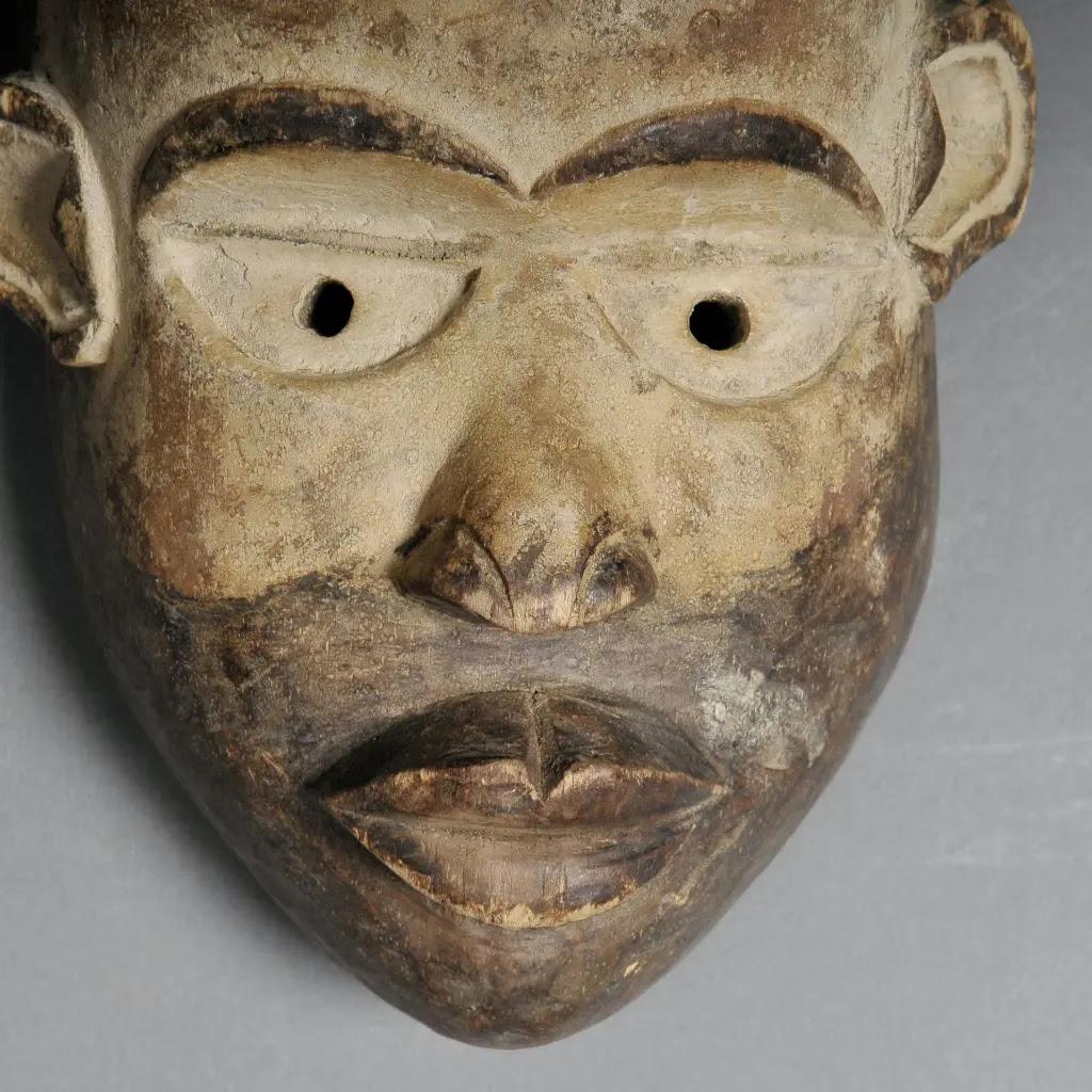 Ausdrucksstarke Tribal Kongo Maske in patiniertem Holz - Figurative afrikanische Kunst (Primitiv) im Angebot