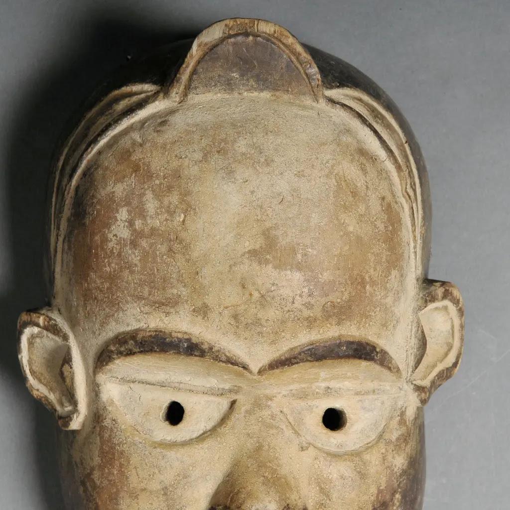 Ausdrucksstarke Tribal Kongo Maske in patiniertem Holz - Figurative afrikanische Kunst (Kongolesisch) im Angebot