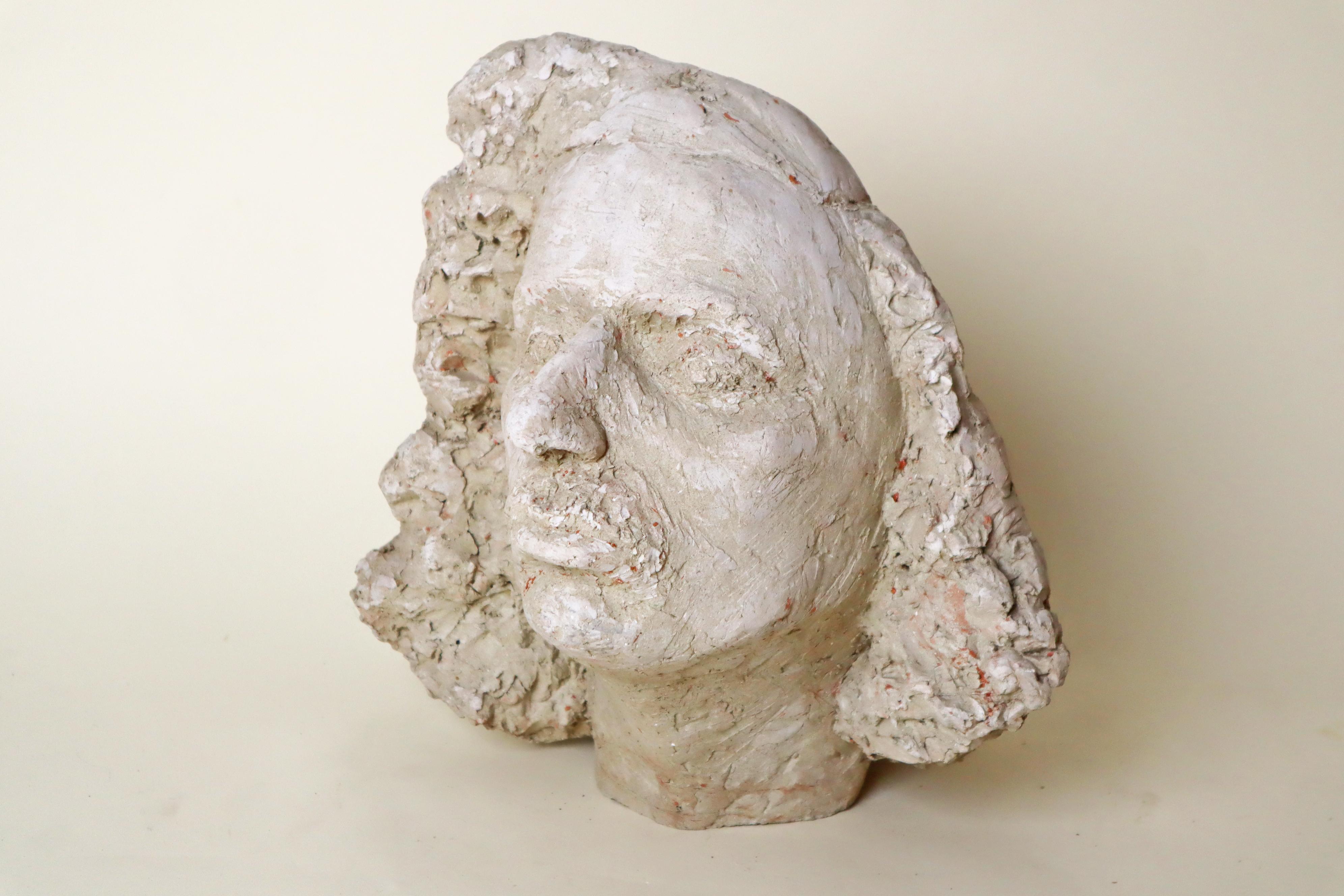 Busto bianco espressivo di uomo con baffi e capelli lunghi in vendita 1