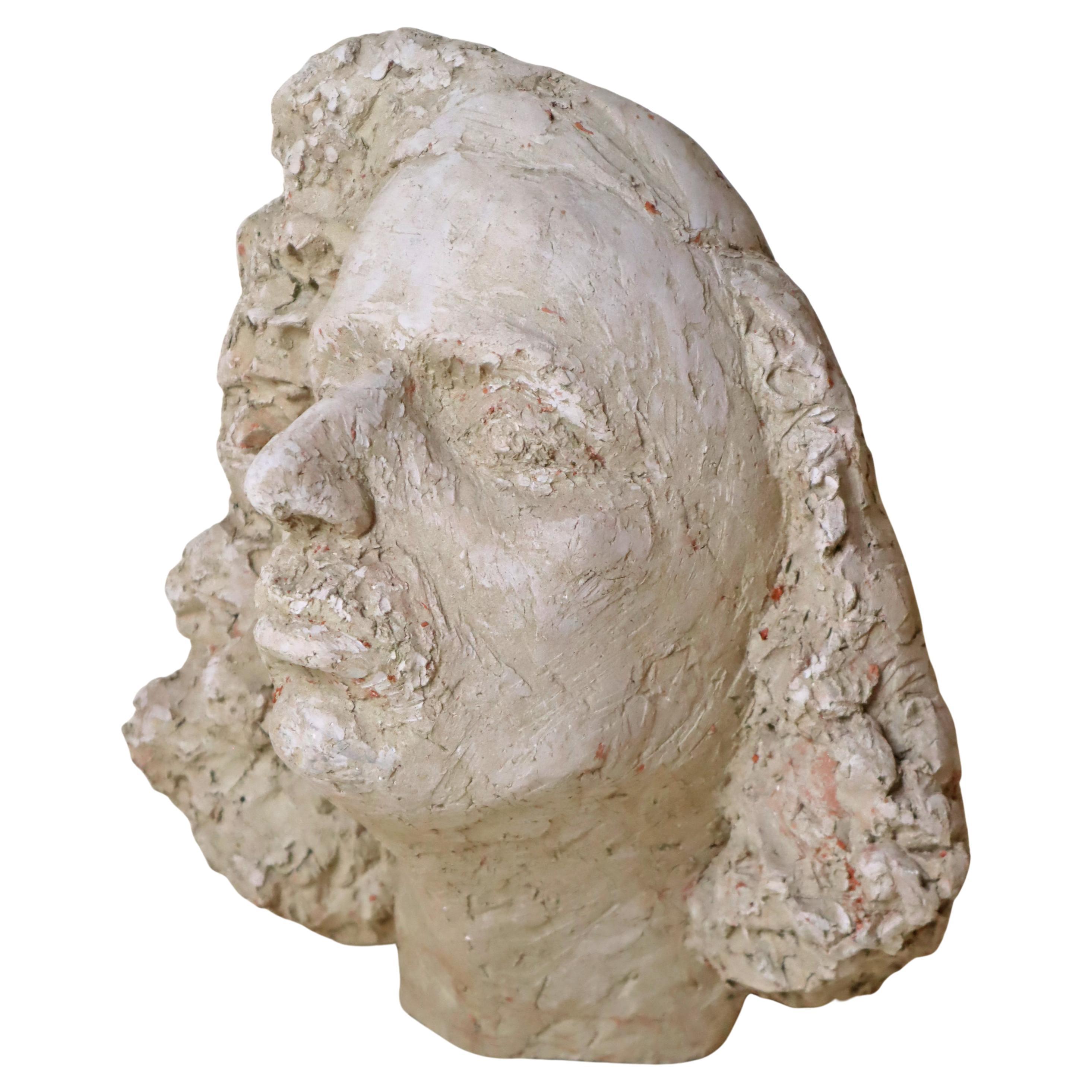 Buste blanc expressif d
un homme avec moustache et cheveux longs