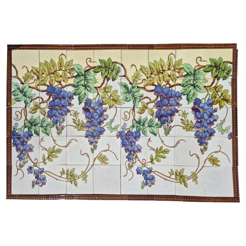 Exquise grande plaque de carreaux en relief émaillés Art Nouveau par Gilliot, circa 1920