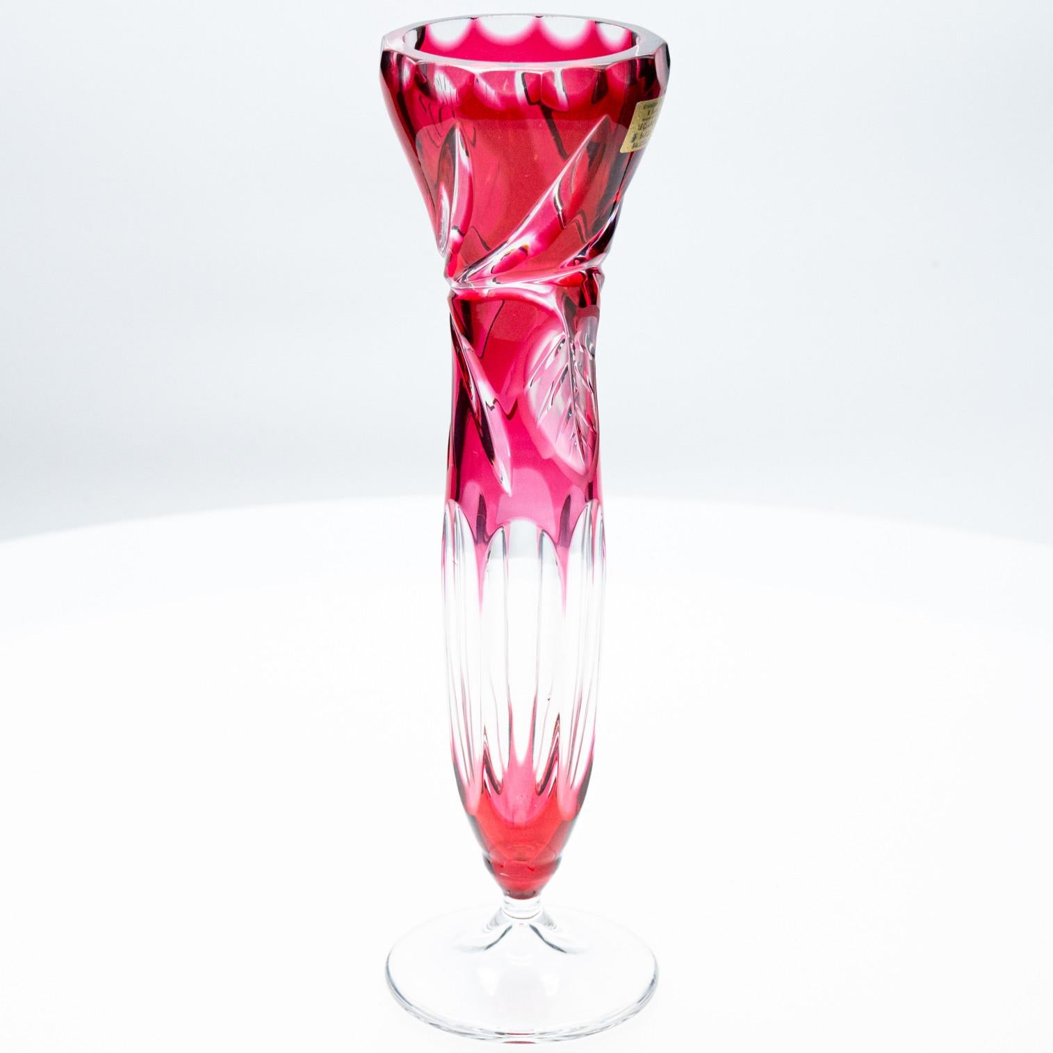 Metà XX secolo Exquise Small Vase, cristallo rosso rosa intenso, Bohemia, Repubblica Ceca, 1960 in vendita