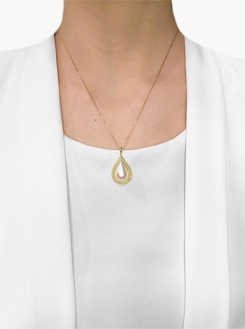 Ornez votre décolleté de ce pendentif lumineux, délicatement réalisé en or jaune 14 carats. En son cœur repose une captivante perle Eleg, à la forme unique de poire et à la douce teinte champagne, qui rayonne d'une élégance subtile. Cette magnifique