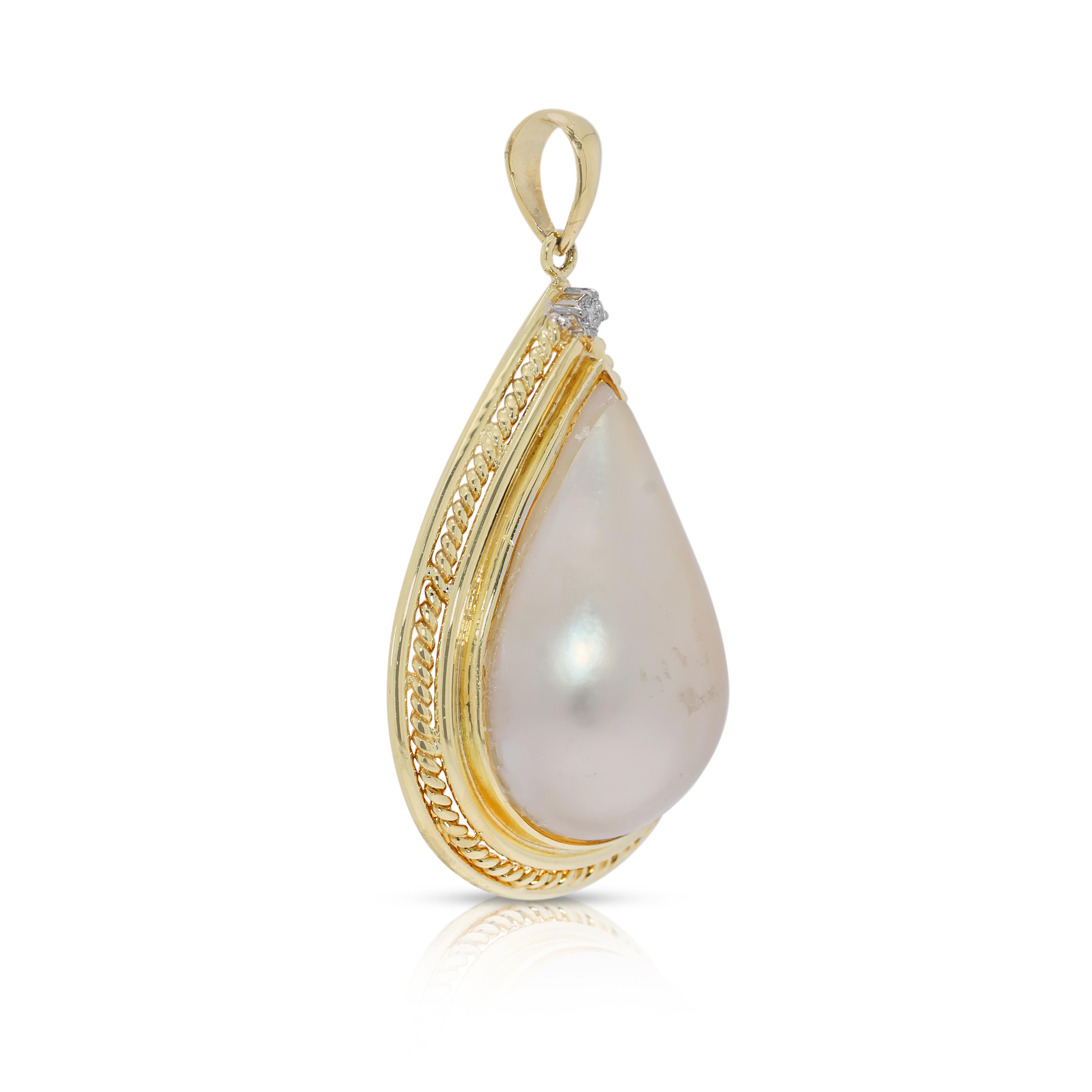 Taille poire Pendentif exquis en or jaune 14K avec diamant naturel de 0,01ct et perle de Mabe en vente