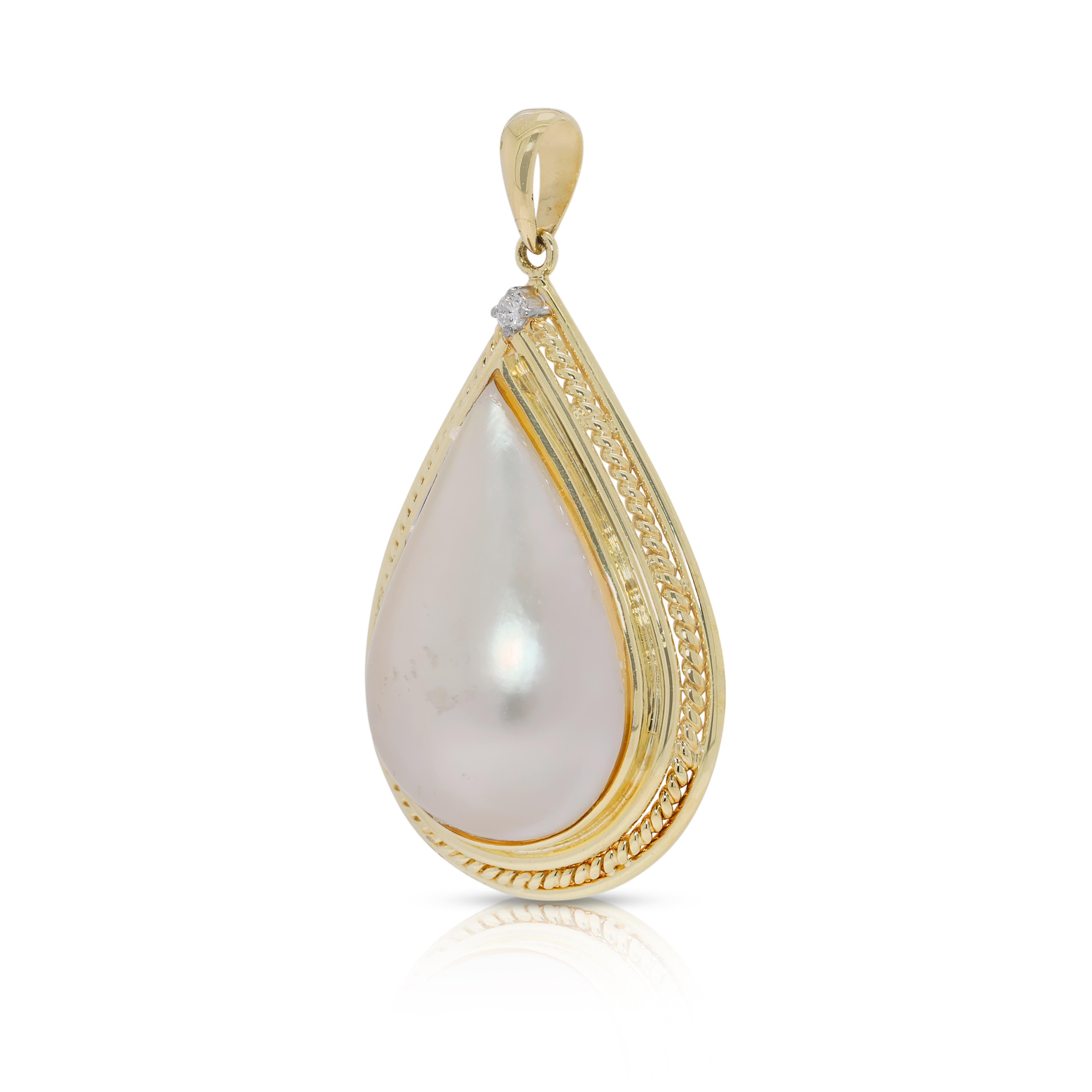 Pendentif exquis en or jaune 14K avec diamant naturel de 0,01ct et perle de Mabe Excellent état - En vente à רמת גן, IL