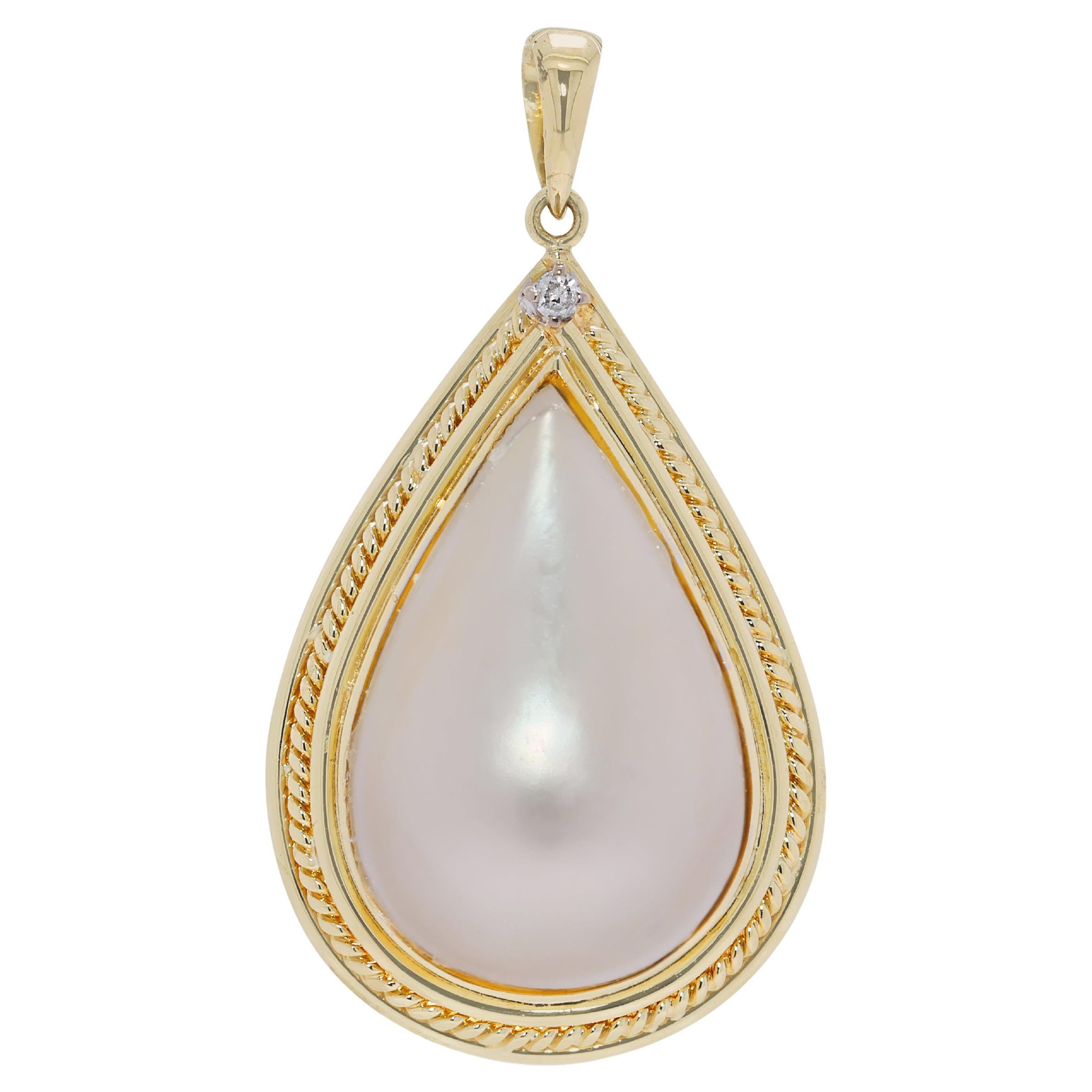 Pendentif exquis en or jaune 14K avec diamant naturel de 0,01ct et perle de Mabe en vente