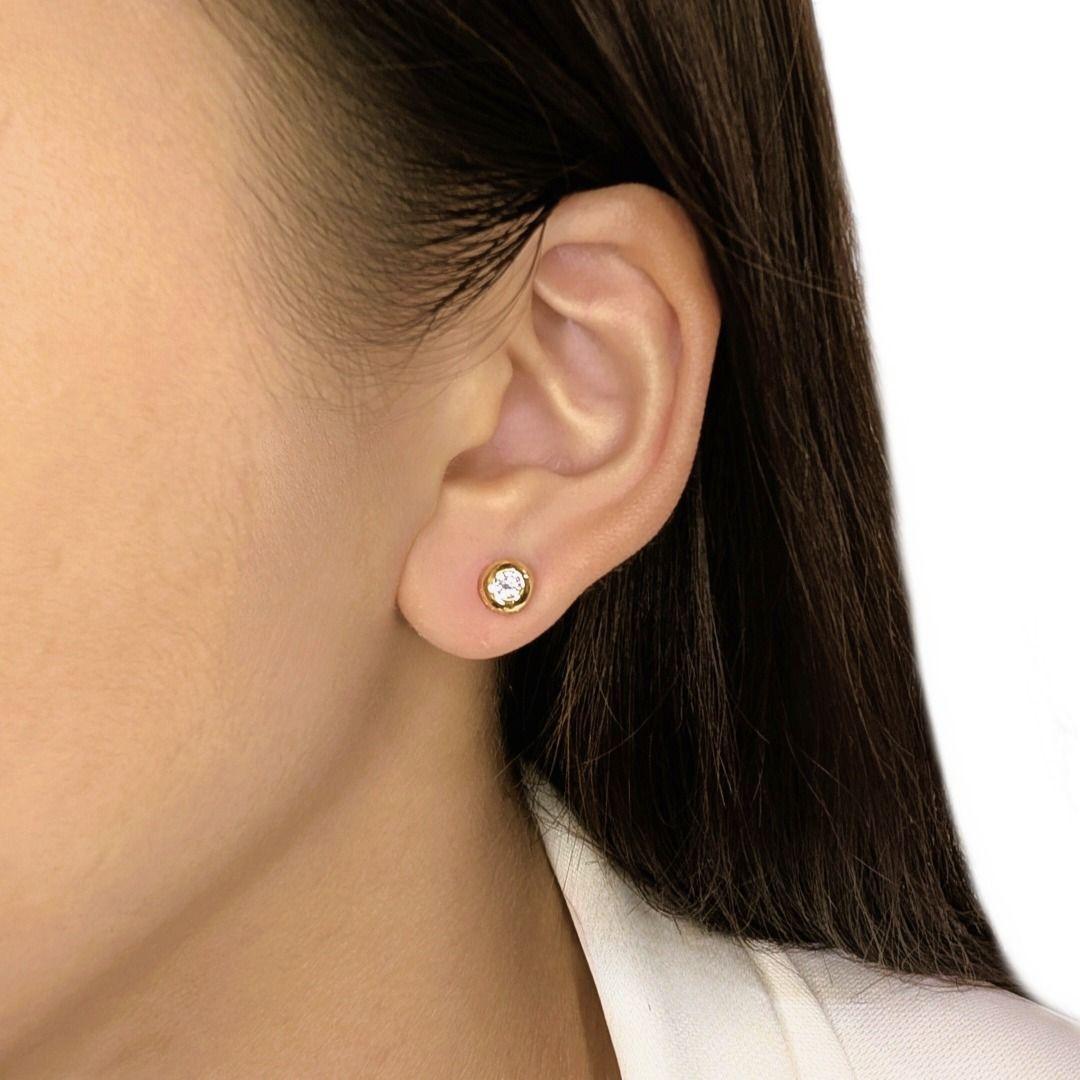 Indispensables au quotidien, ces boucles d'oreilles sont ornées de deux diamants naturels ronds de taille brillant d'un poids total de 0,10 ct. Chaque diamant, de couleur H et de pureté VS, offre un éclat subtil qui s'associe sans effort à l'éclat