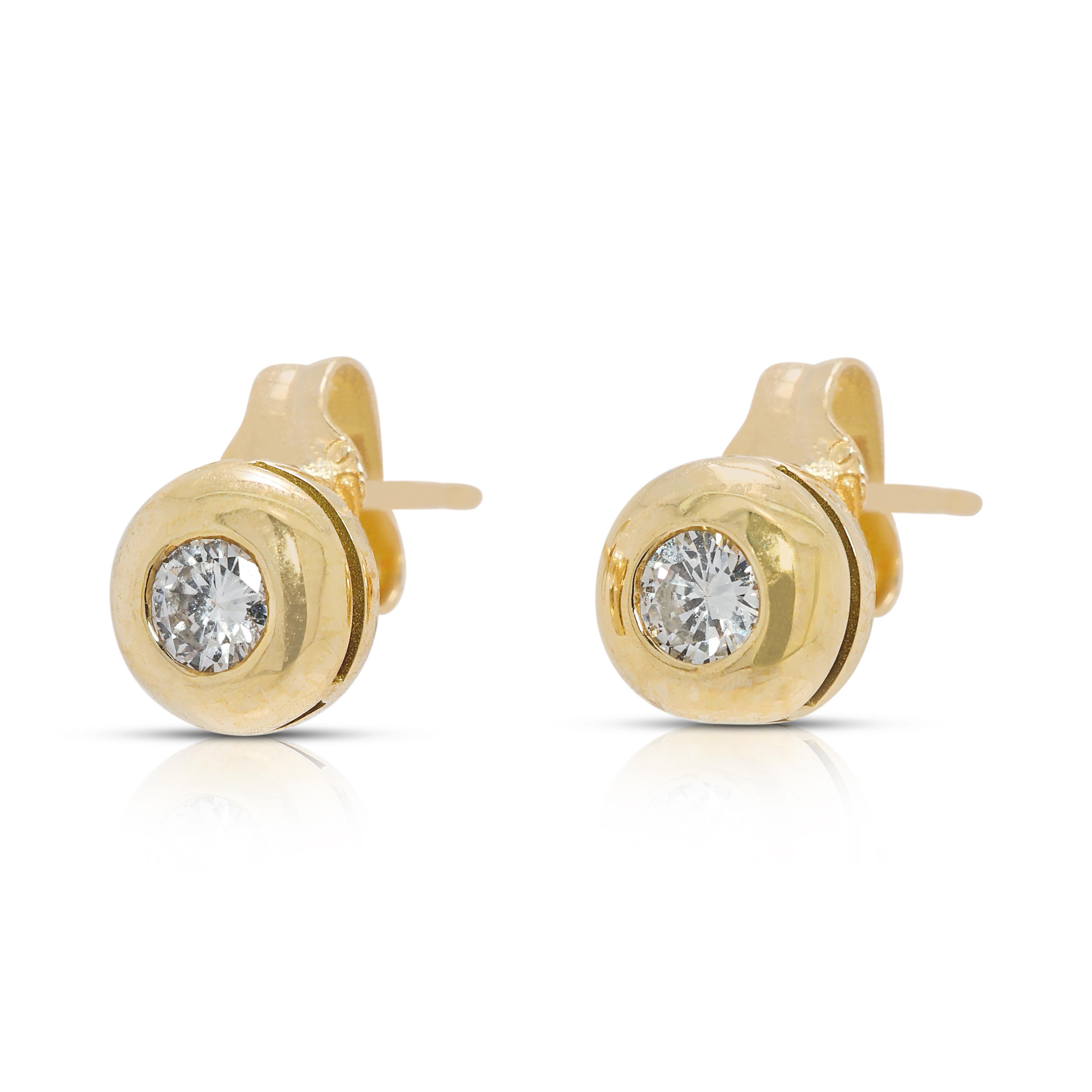 Boucles d'oreilles exquises en or jaune 18 carats et diamant naturel de 0,10 carats Excellent état - En vente à רמת גן, IL