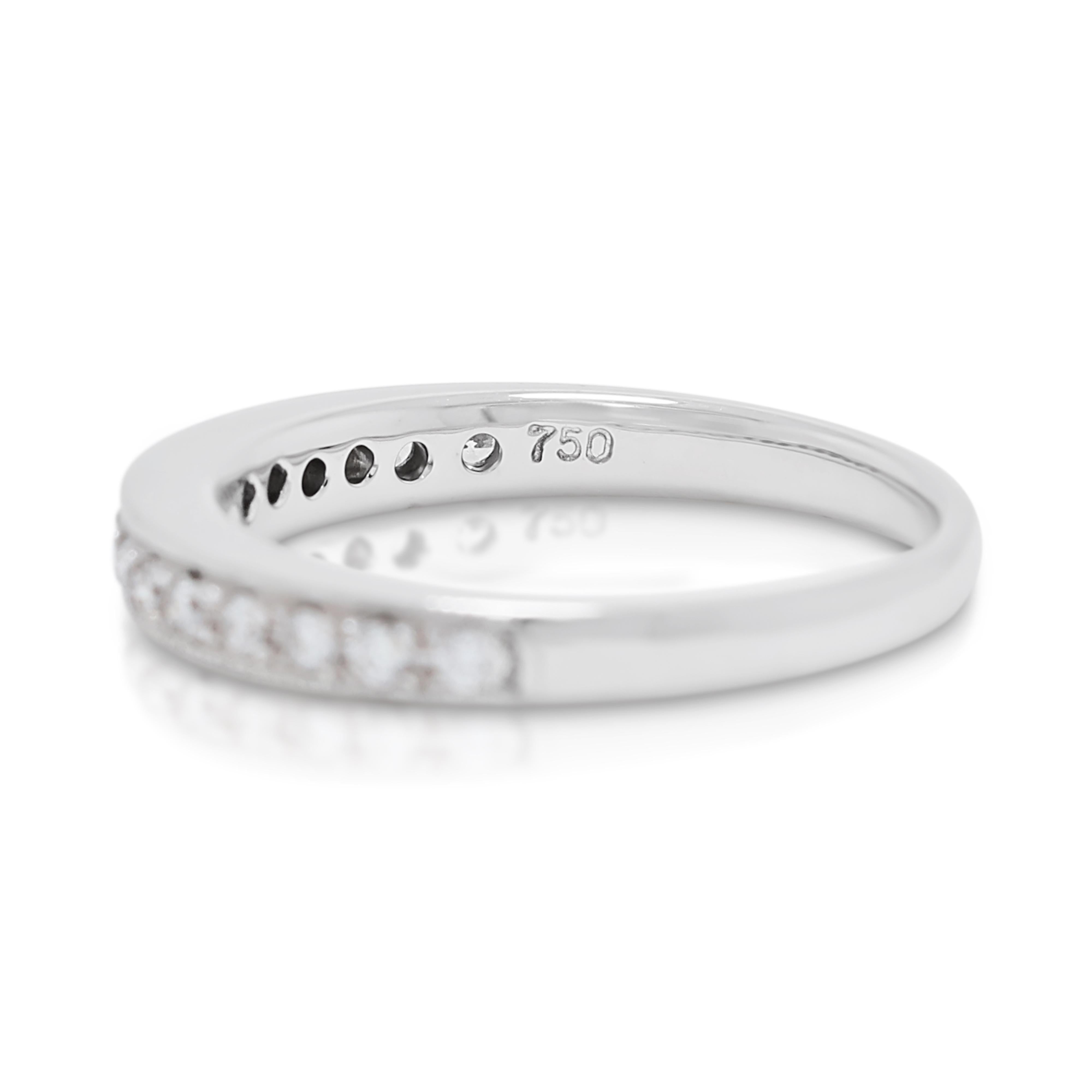 Round Cut Exquisite 0.12ct Diamond Ring in 18K White Gold For Sale
