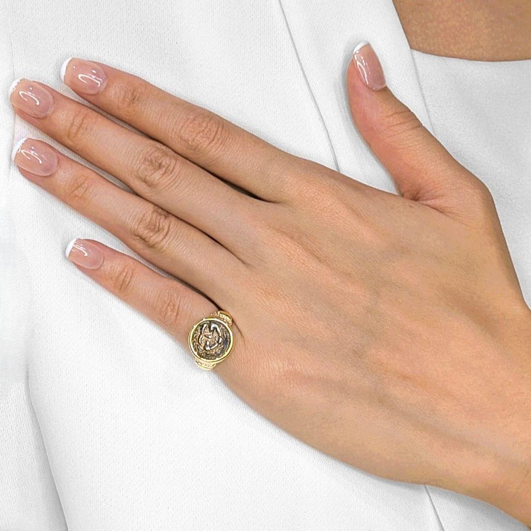 Este audaz anillo es una auténtica declaración de poder y arte, con una llamativa pieza central en forma de moneda de Medusa que evoca la mitología atemporal y la fuerza. Alrededor del diseño, 20 diamantes naturales de talla cónica (0,12 ct en