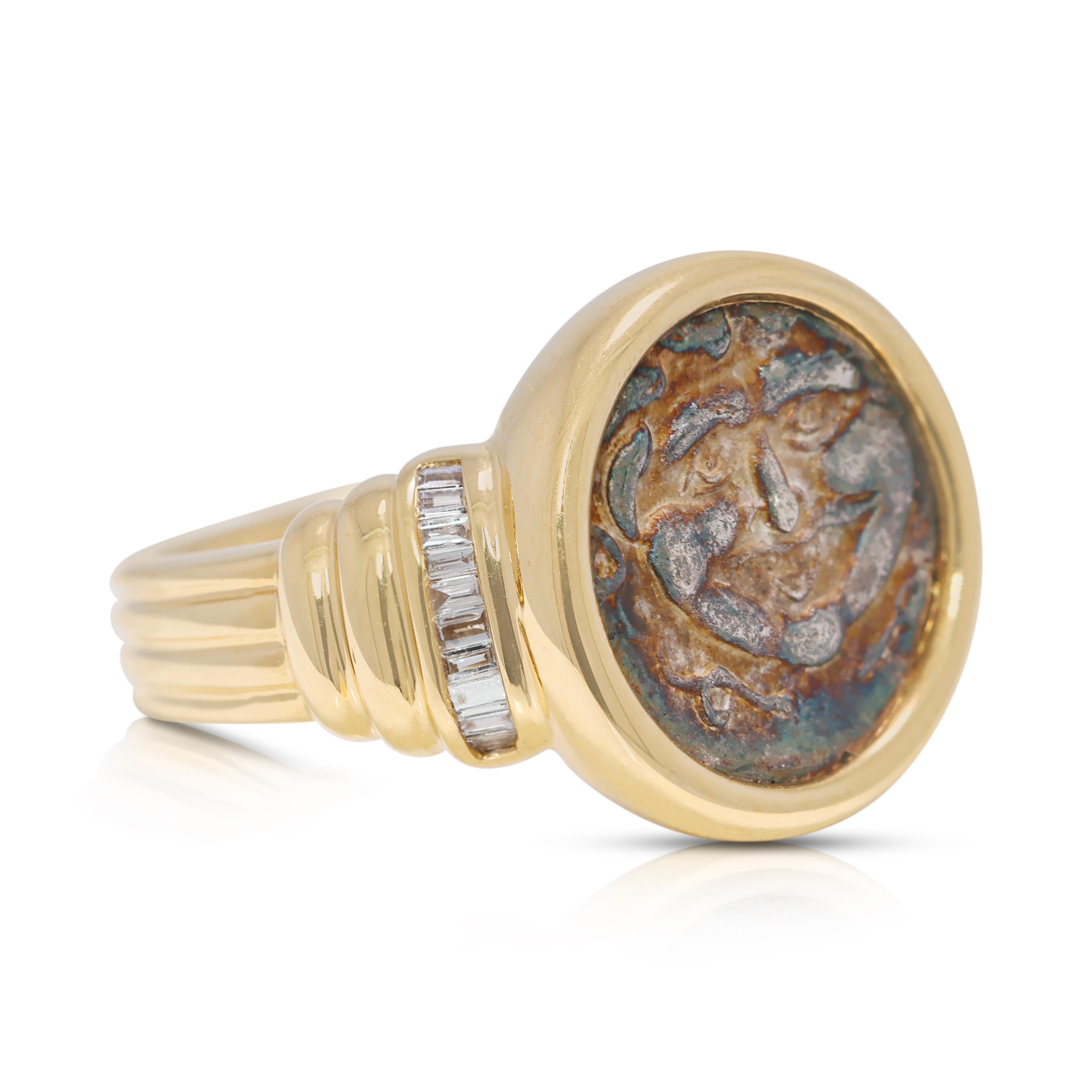 Exquisito Anillo de Moneda de Medusa de Oro Amarillo de 18 quilates con Diamante Natural de 0,12 quilates en Excelente estado para la venta en רמת גן, IL