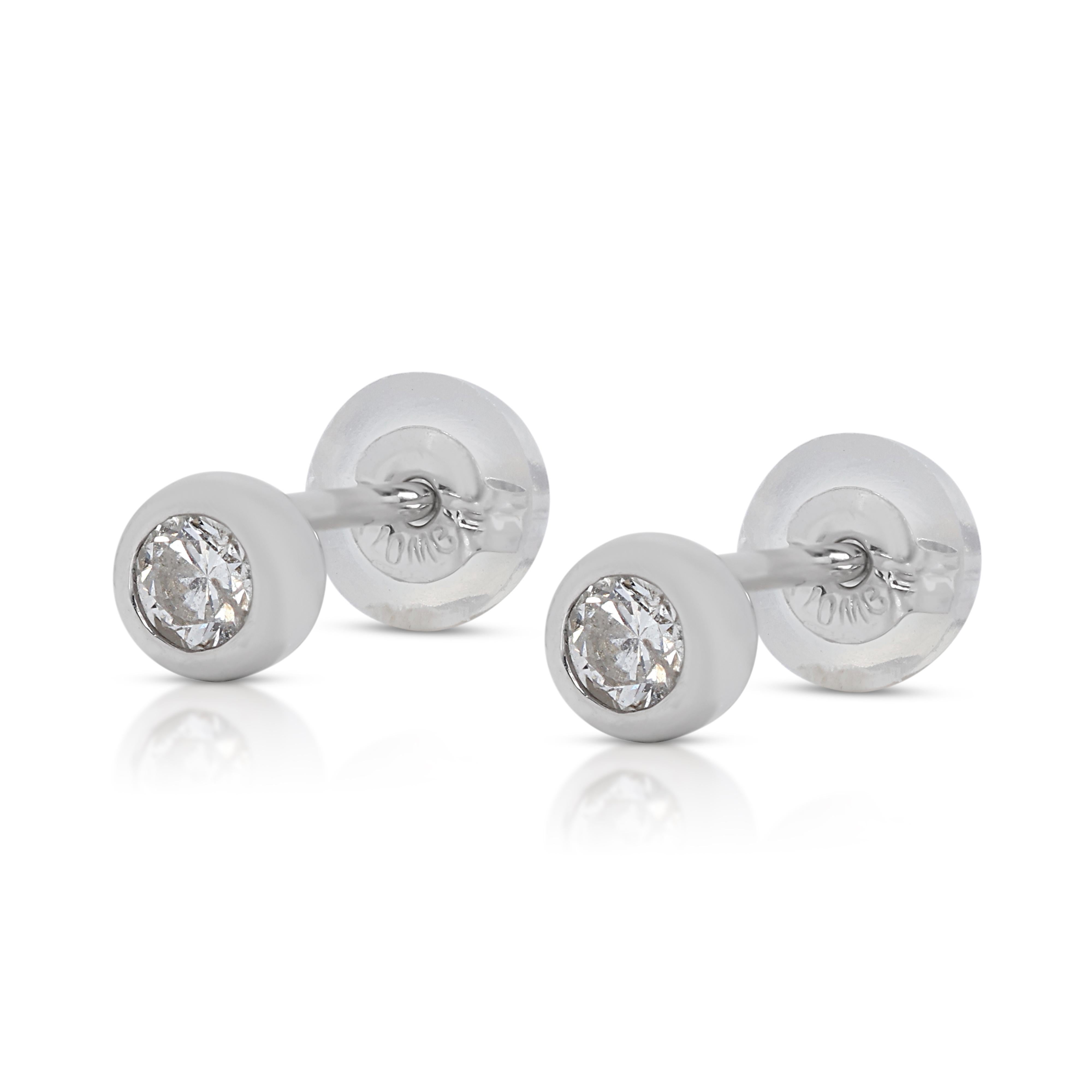 Exquisite 0.14ct Diamond Stud Earrings in 10K White Gold In Excellent Condition For Sale In רמת גן, IL