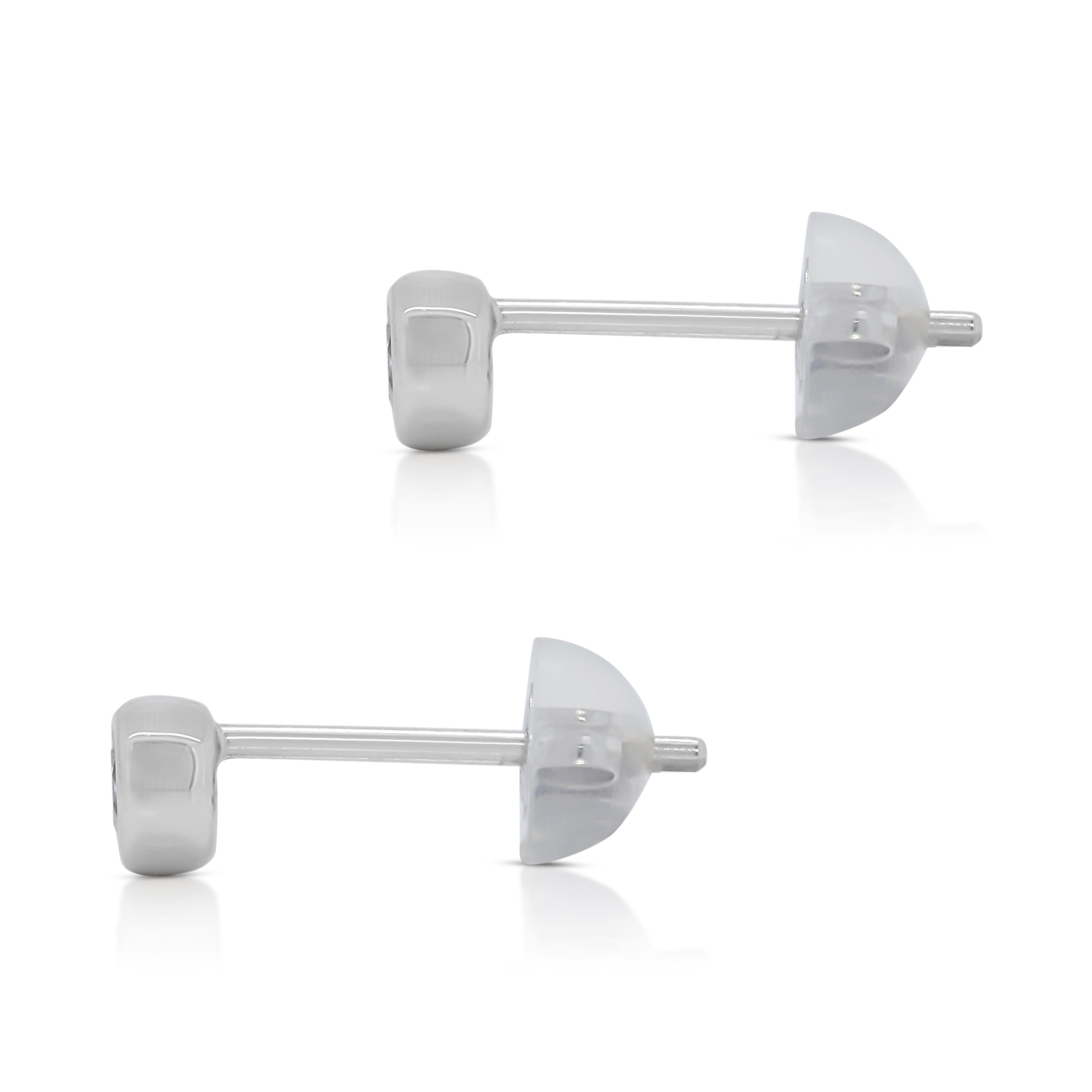Women's Exquisite 0.14ct Diamond Stud Earrings in 10K White Gold For Sale
