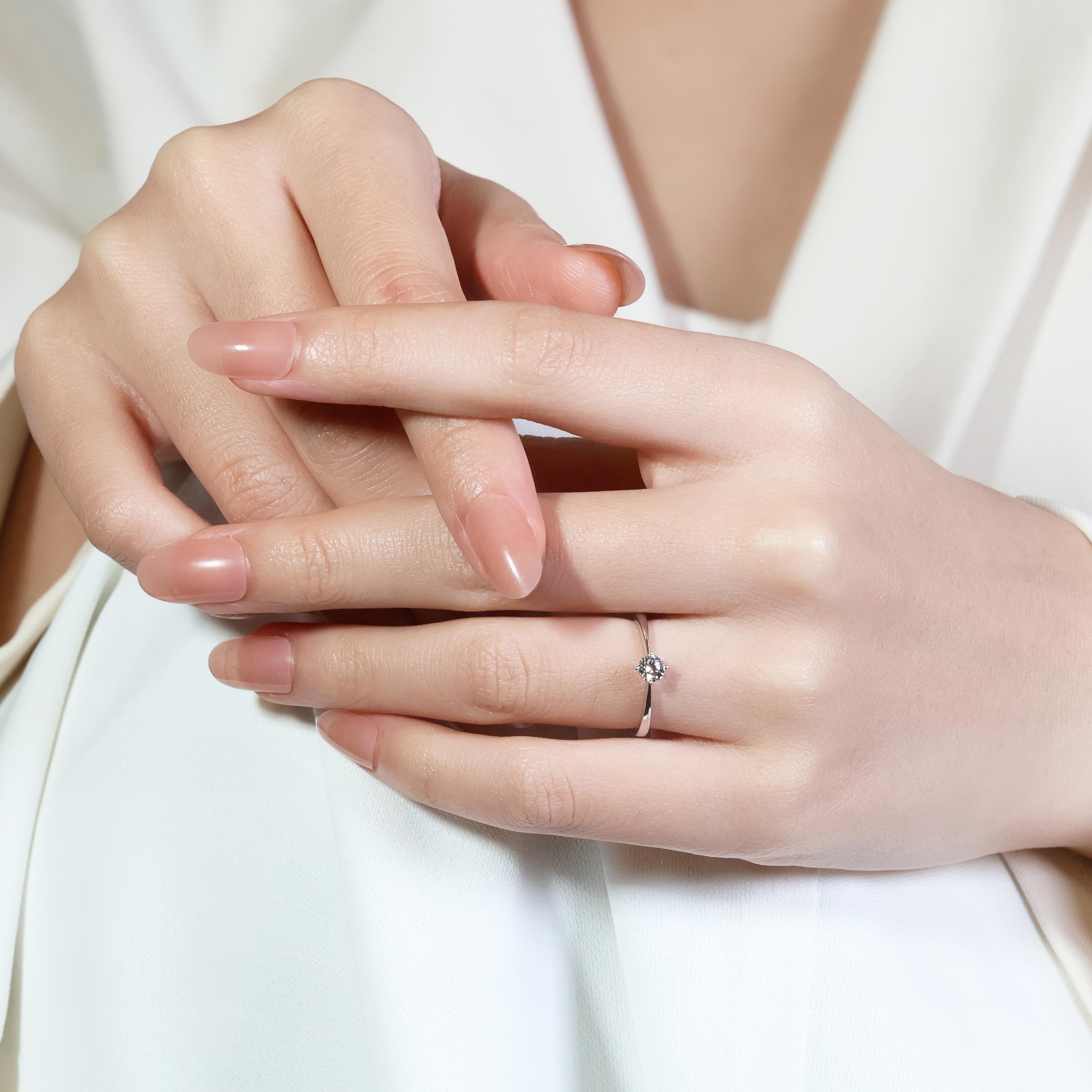 Exquisito Anillo Solitario de Diamantes de 0,24 quilates en Oro Blanco de 18 quilates en venta 3