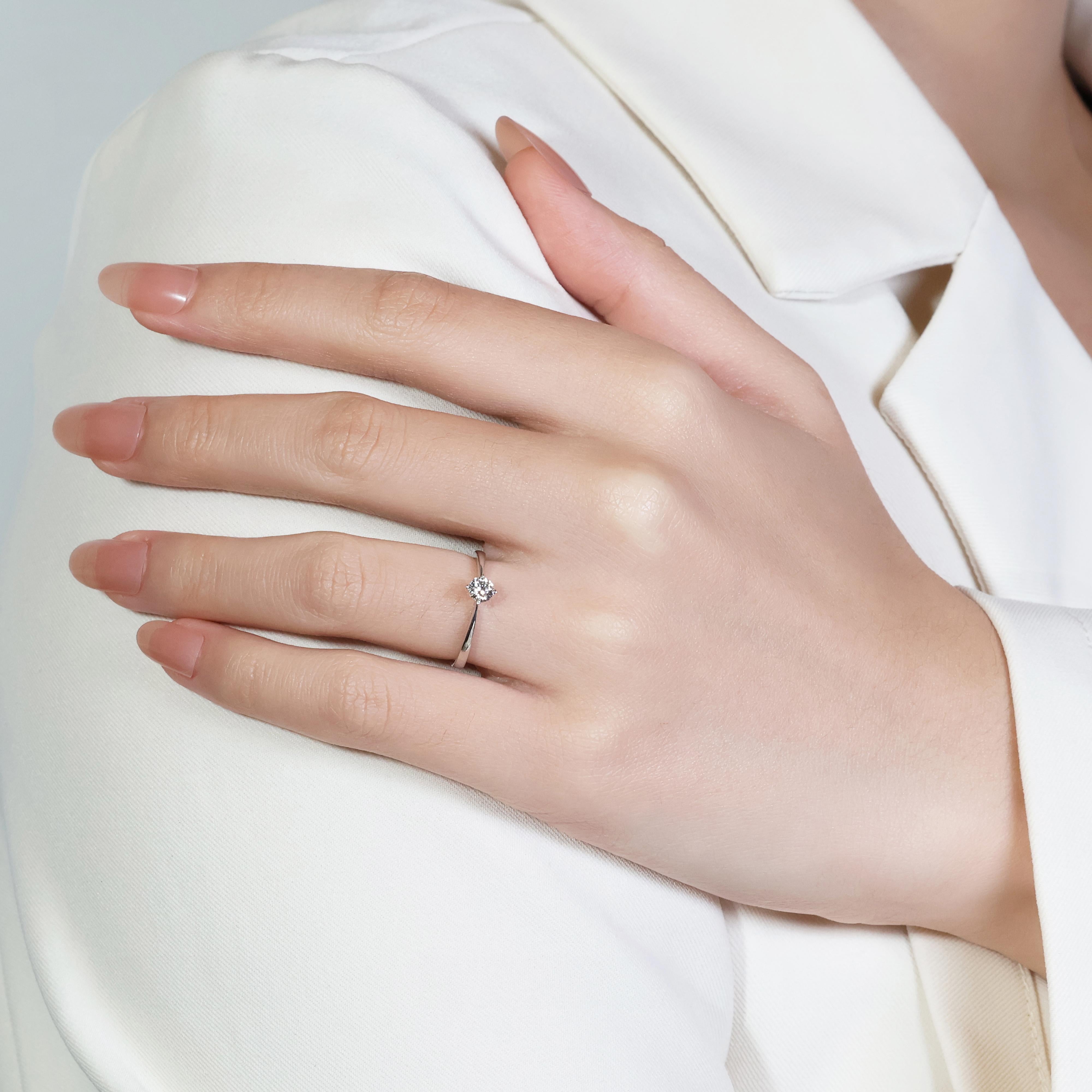Exquisito Anillo Solitario de Diamantes de 0,24 quilates en Oro Blanco de 18 quilates en venta 4