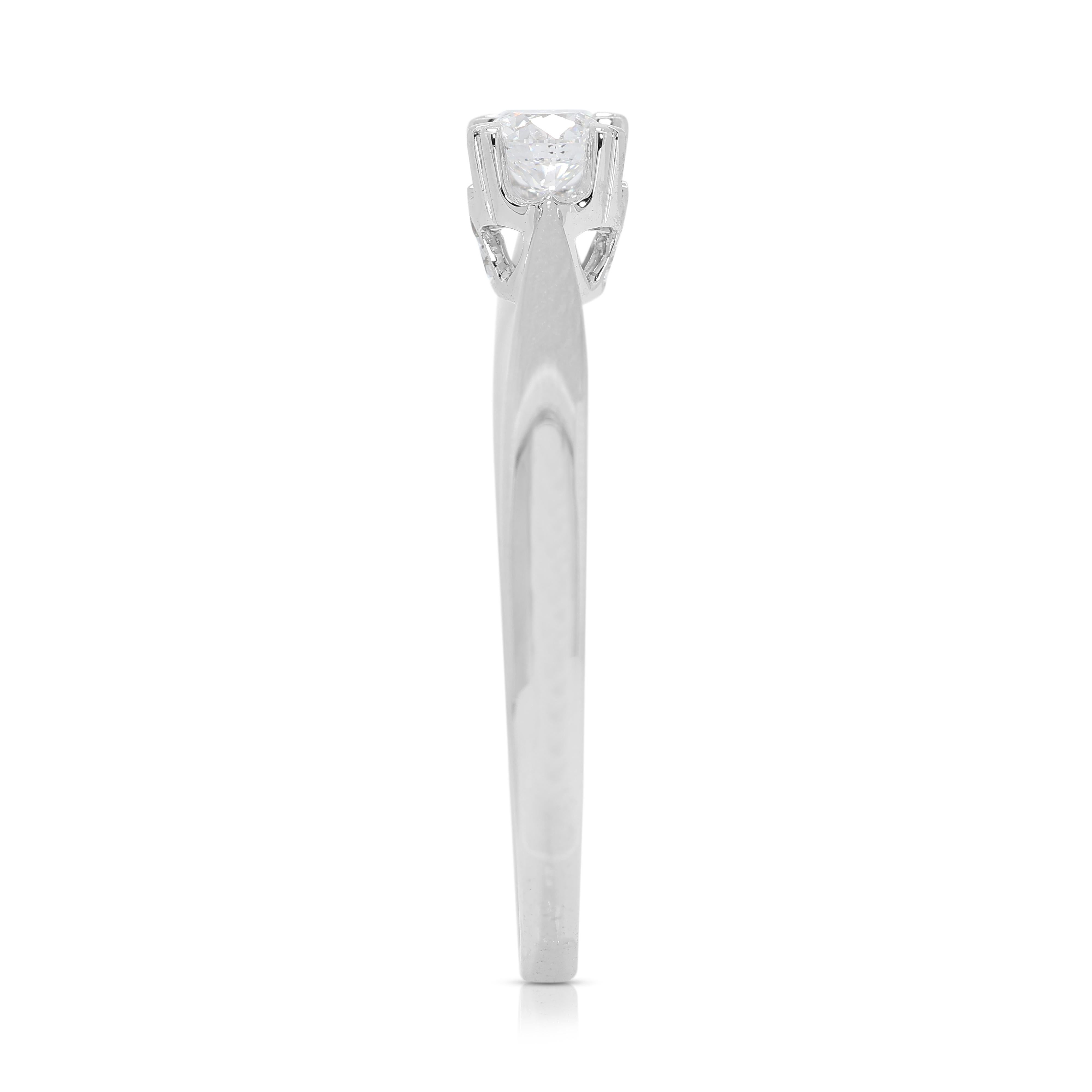 Squisito anello con pavé di diamanti naturali da 0,25 carati in oro bianco 18 carati in vendita 1