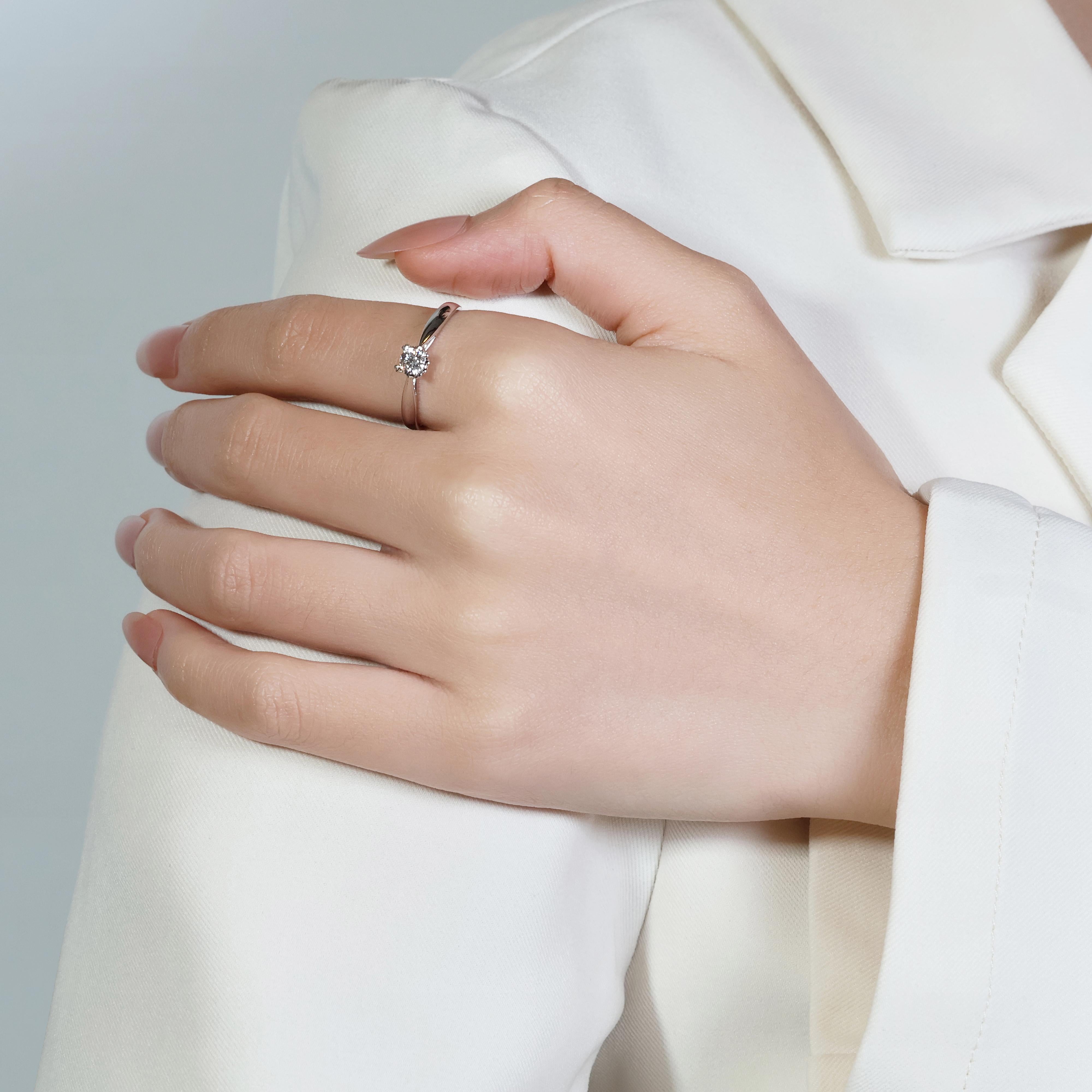 Squisito anello con pavé di diamanti naturali da 0,25 carati in oro bianco 18 carati in vendita 3