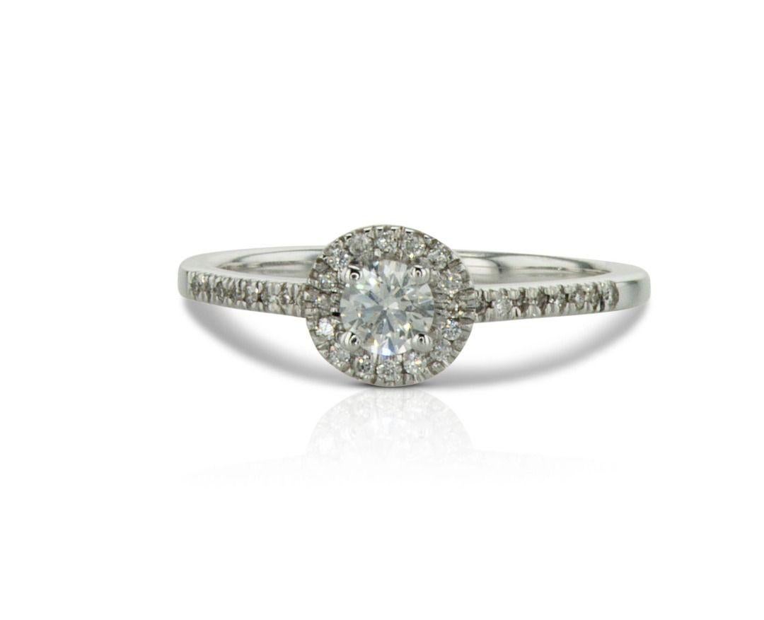 Che si tratti di un anello di fidanzamento, di un regalo significativo o di un'espressione di stile autoindulgente, questo squisito anello Halo da 0,27 ct è una testimonianza della maestria e dell'abilità artigianale con cui si creano gioielli