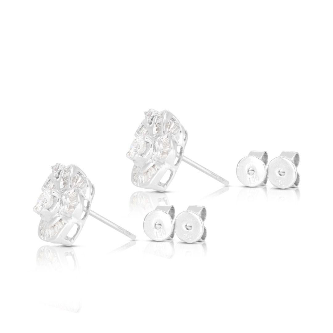 Women's Exquisite 0.30 ct Round Brilliant Diamond Earrings For Sale