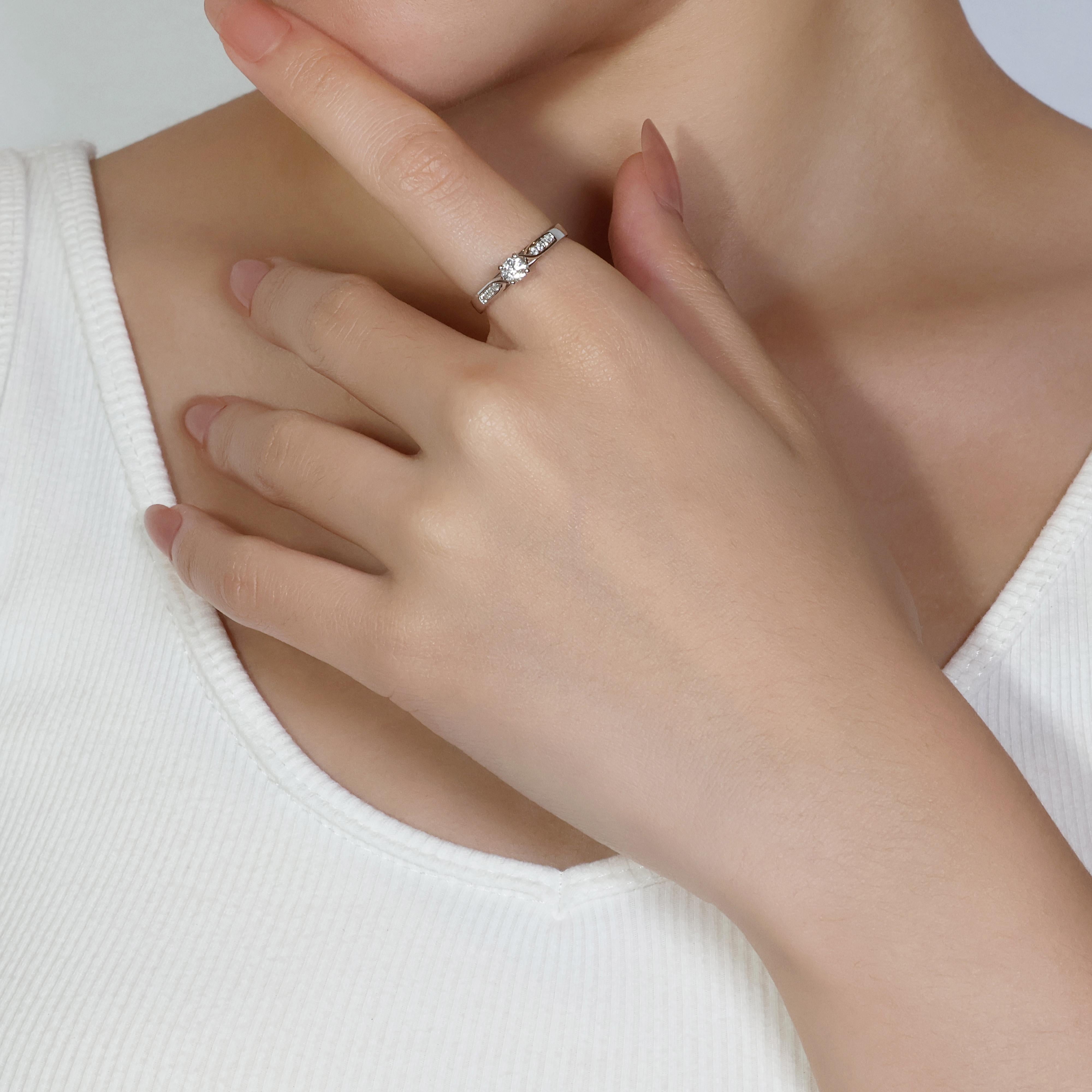 Cette captivante bague en or blanc 18 carats présente un design époustouflant, parfait pour ajouter une touche de brillance à n'importe quelle tenue. Le grade de couleur G signifie que les diamants sont presque incolores, tandis que la pureté VS