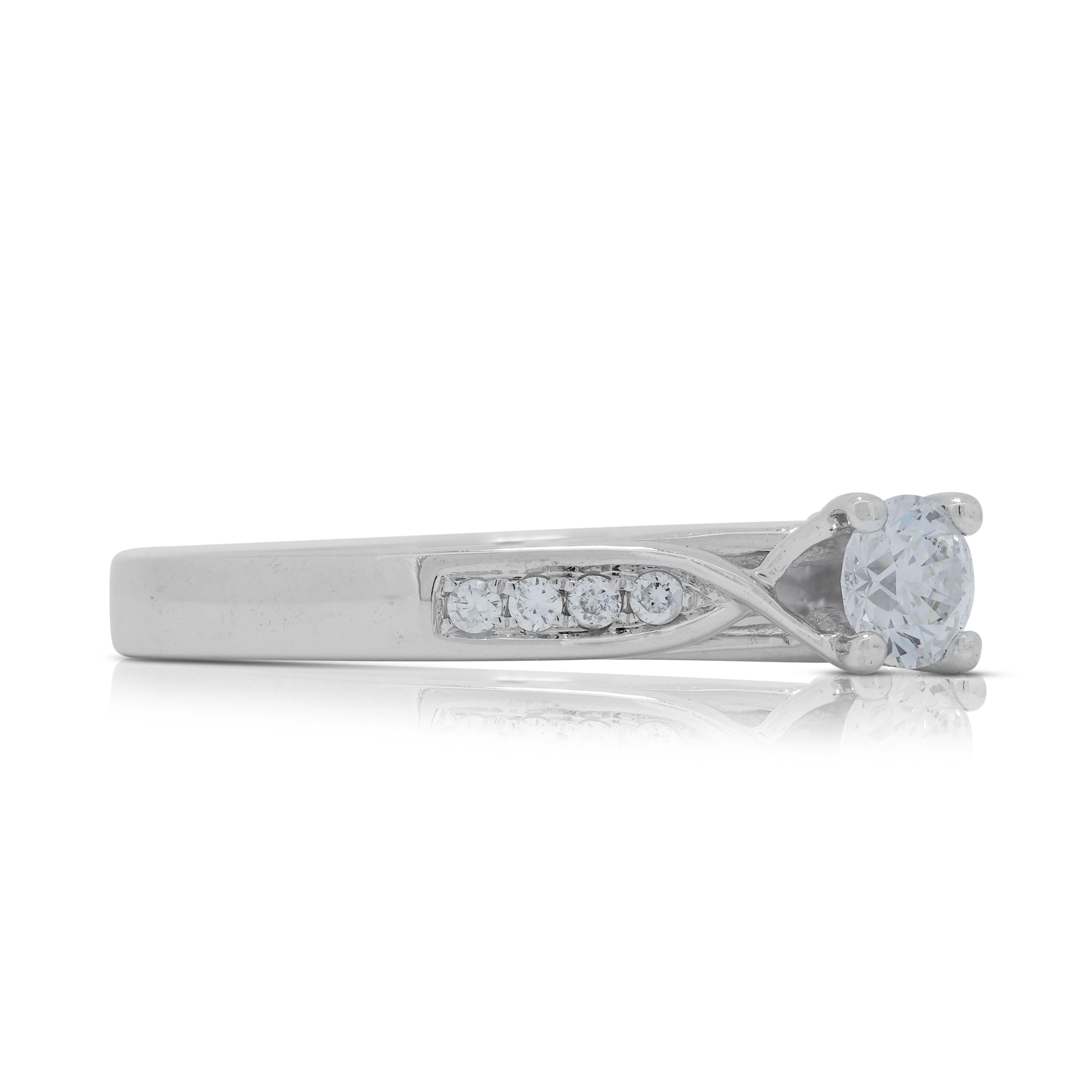 Exquise bague pavée de diamants 0,30 carat en or blanc 18 carats Excellent état - En vente à רמת גן, IL