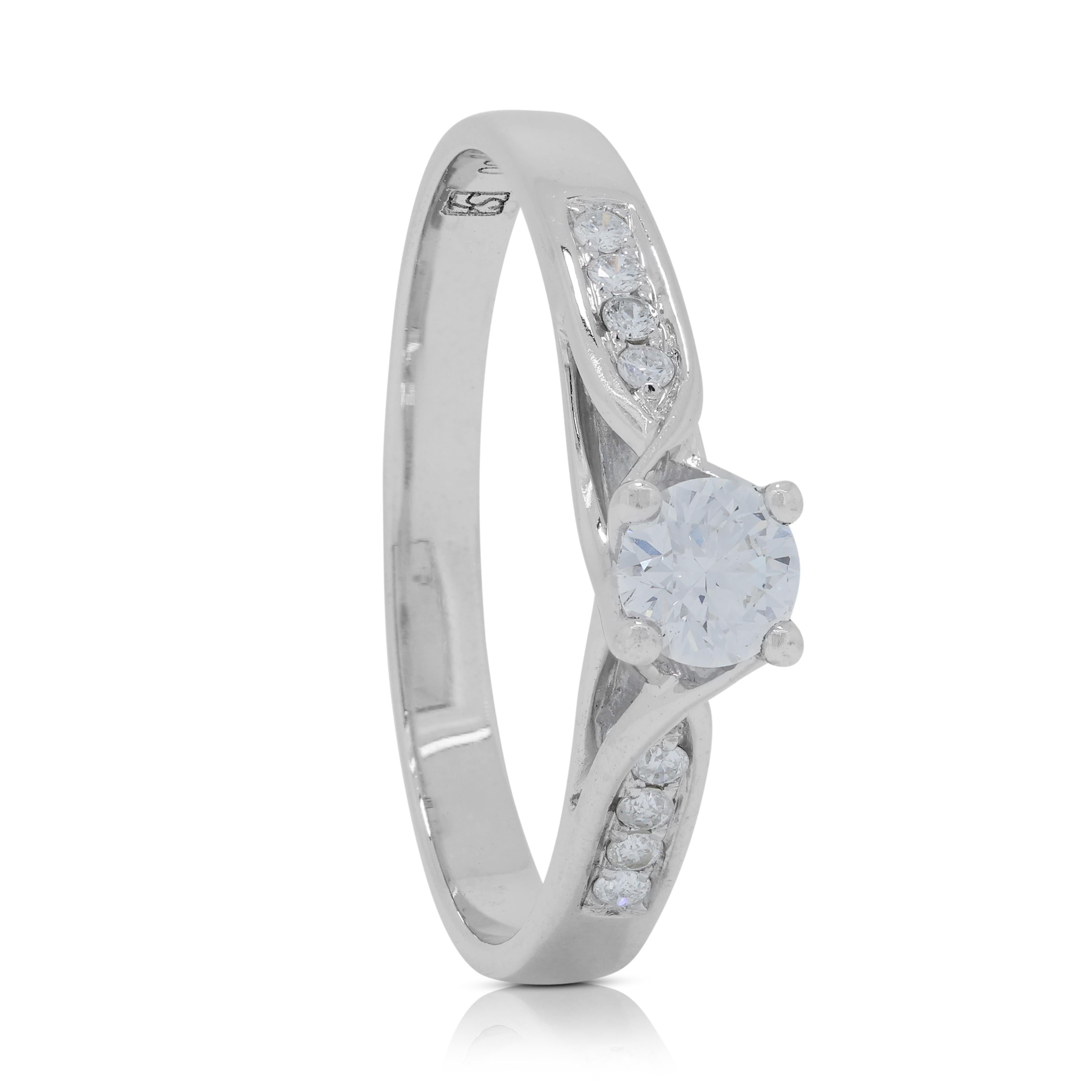 Exquise bague pavée de diamants 0,30 carat en or blanc 18 carats en vente 2