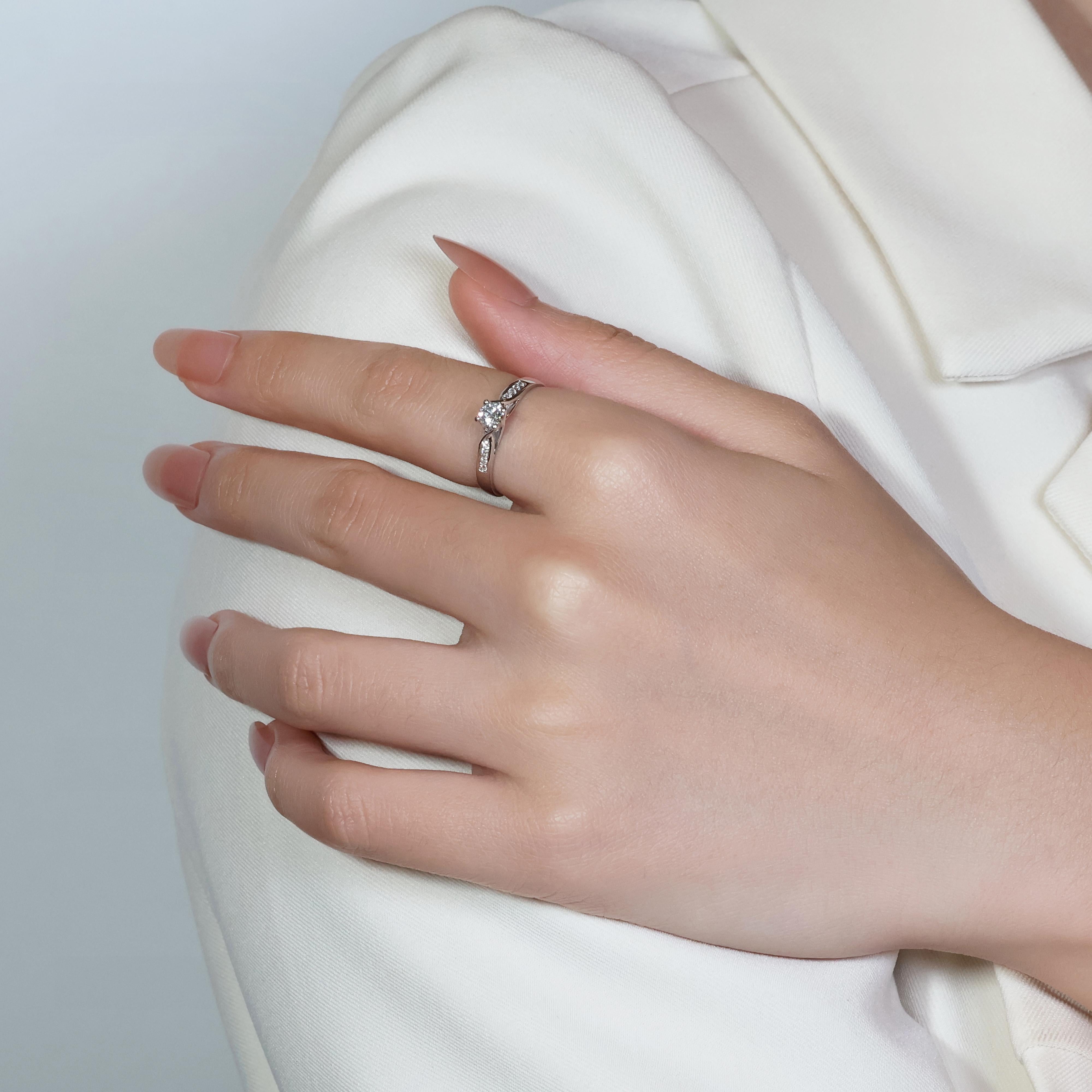 Exquise bague pavée de diamants 0,30 carat en or blanc 18 carats en vente 4